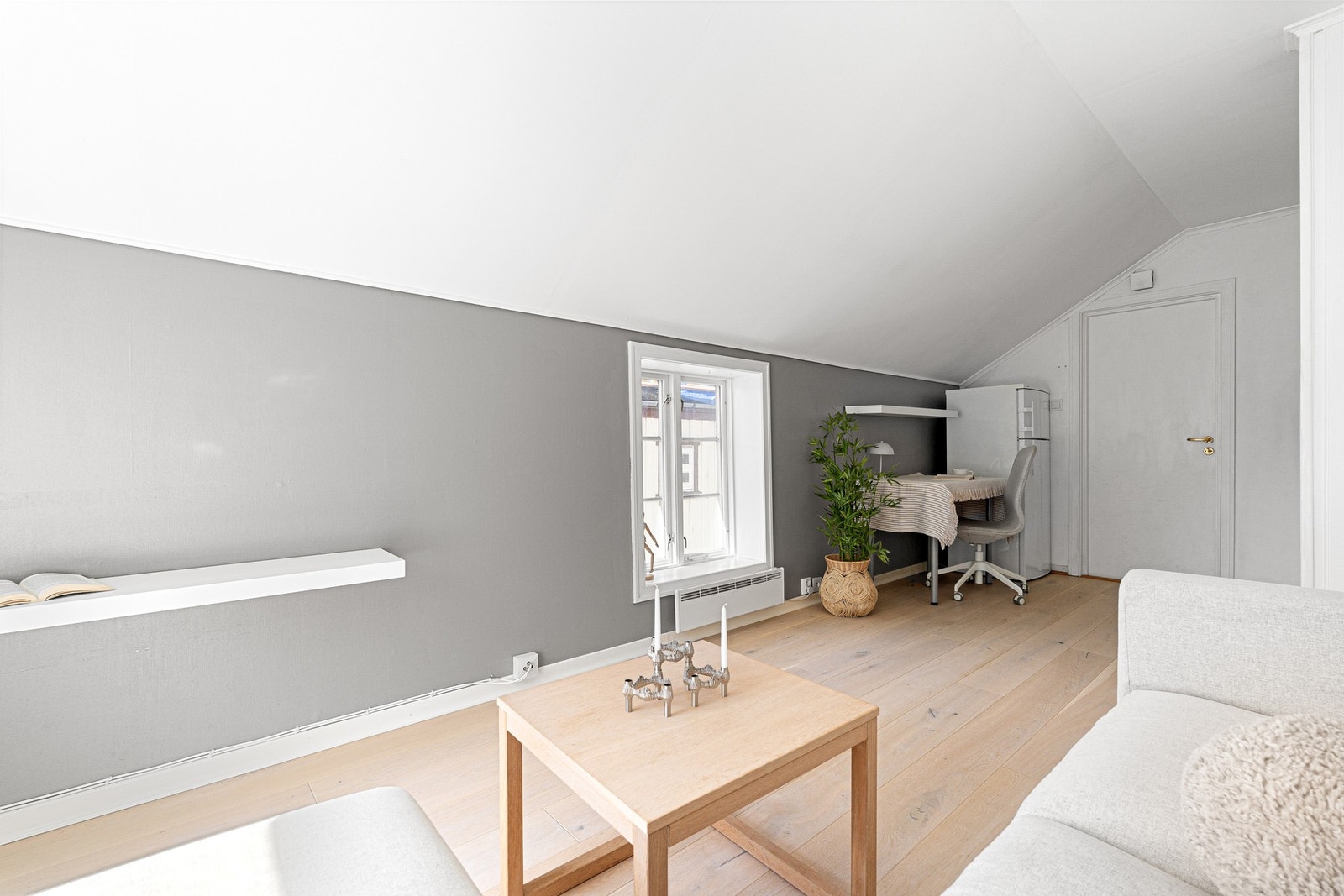 Planløsningen er funksjonell og lett å møblere, med flere naturlige soner for opphold og innredning. Galleribilde