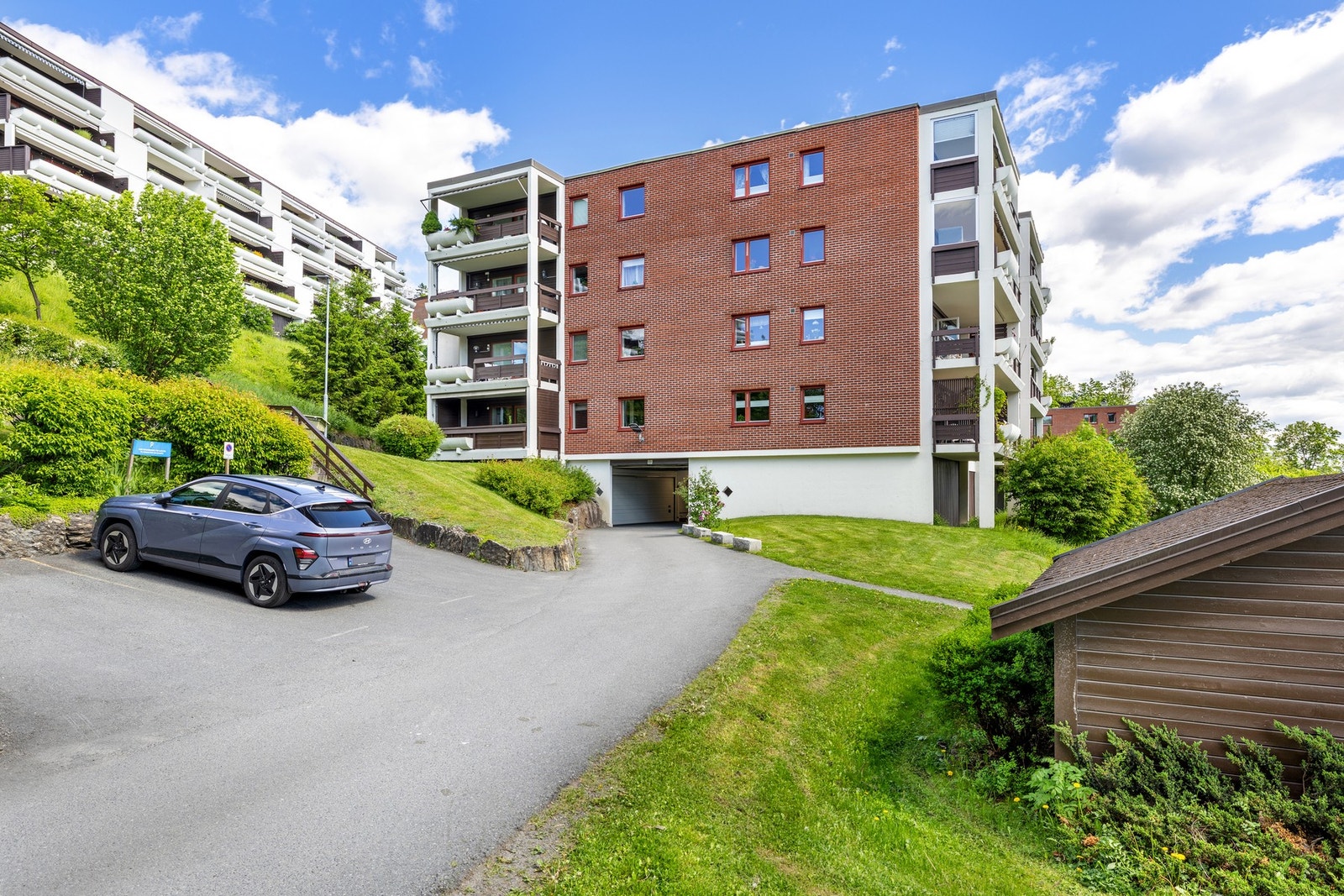 Gjesteparkering og innkjøring til garasje. Det er montert EL-lader på garasjeplassen Galleribilde