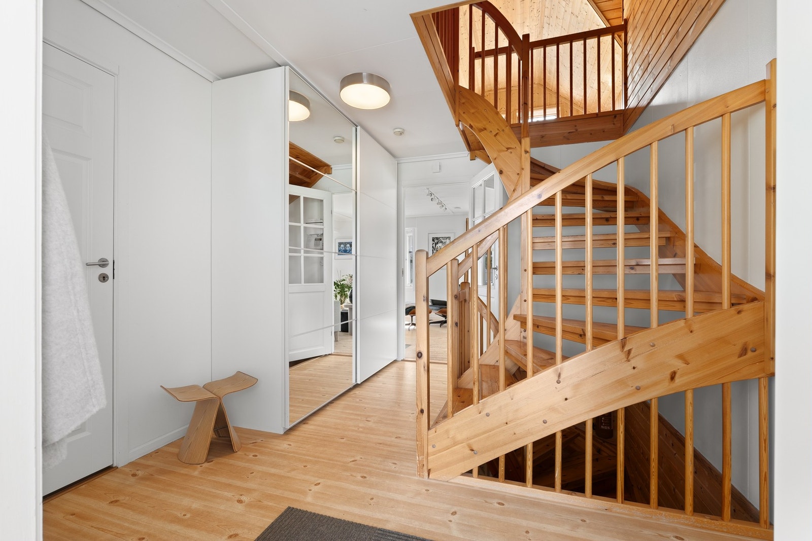 Gang med skyvedørsgarderobe Galleribilde