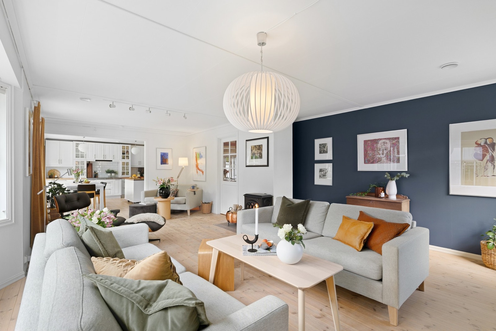 Boligen byr på oppholdsarealer med god plass til sosiale sammenkomster og hyggelige stunder med venner og familie. Galleribilde