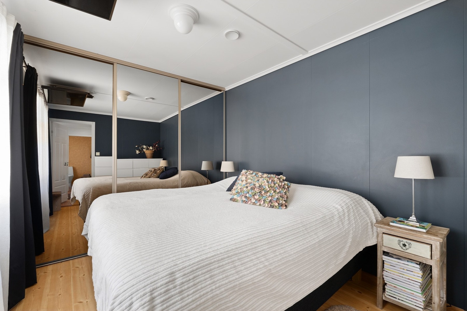 Hovedsoverom med skyvedørsgarderobe. Med dette har man alt man trenger på 1 plan. Galleribilde