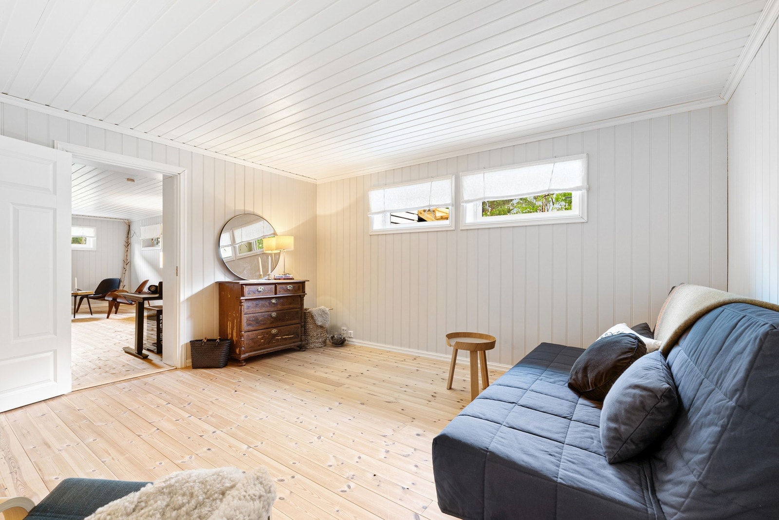 Ekstra kjellerstue i kjelleretasjen på 17,6 m². (Vinduer tilfredsstiller ikke krav til rømning samt krav til lys) Galleribilde