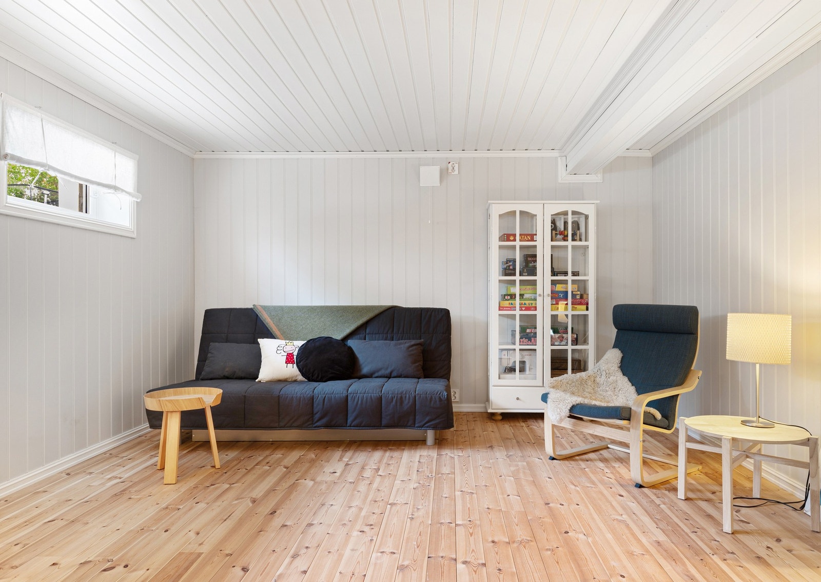 Ekstra kjellerstue i kjelleretasjen på 17,6 m². (Vinduer tilfredsstiller ikke krav til rømning samt krav til lys) Galleribilde