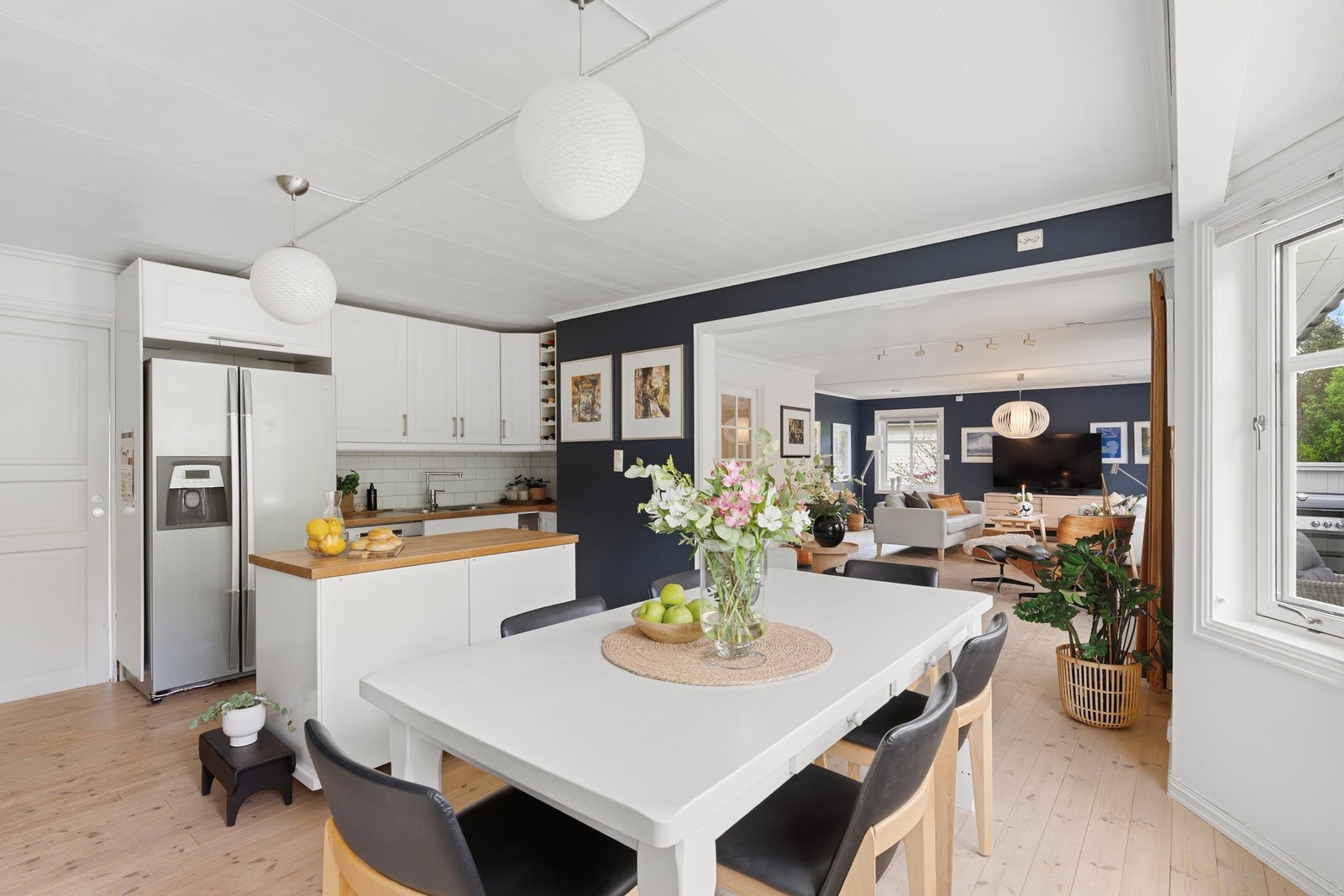 Rikelig med plass til spisebord med fin utsikt ut til terrassen og hagen Galleribilde
