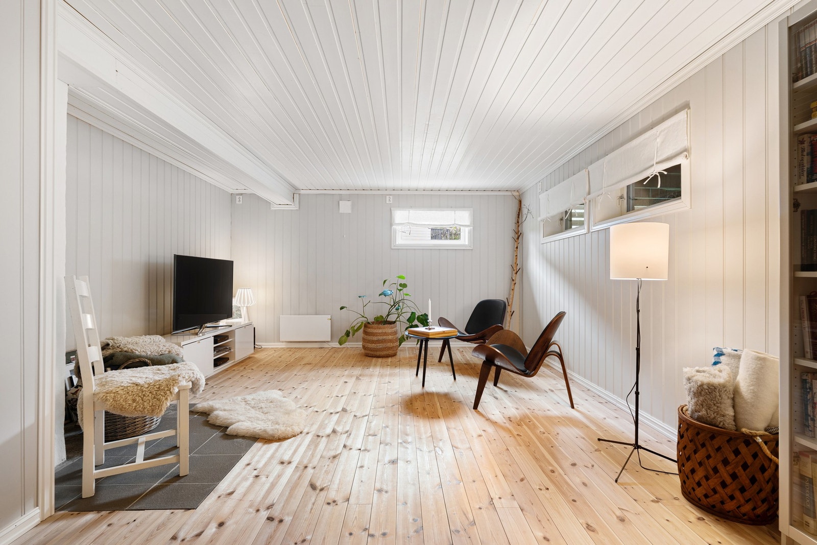 Praktisk kjellerstue i underetasje på 25m². (Vinduer tilfredsstiller ikke krav til rømning samt krav til lys) Galleribilde