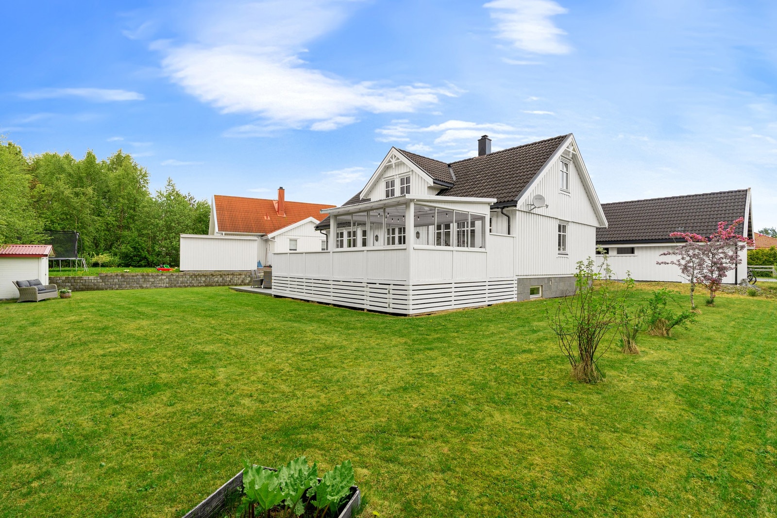 Flat og flott tomt på hele 861 m² som er flott opparbeidet. Galleribilde