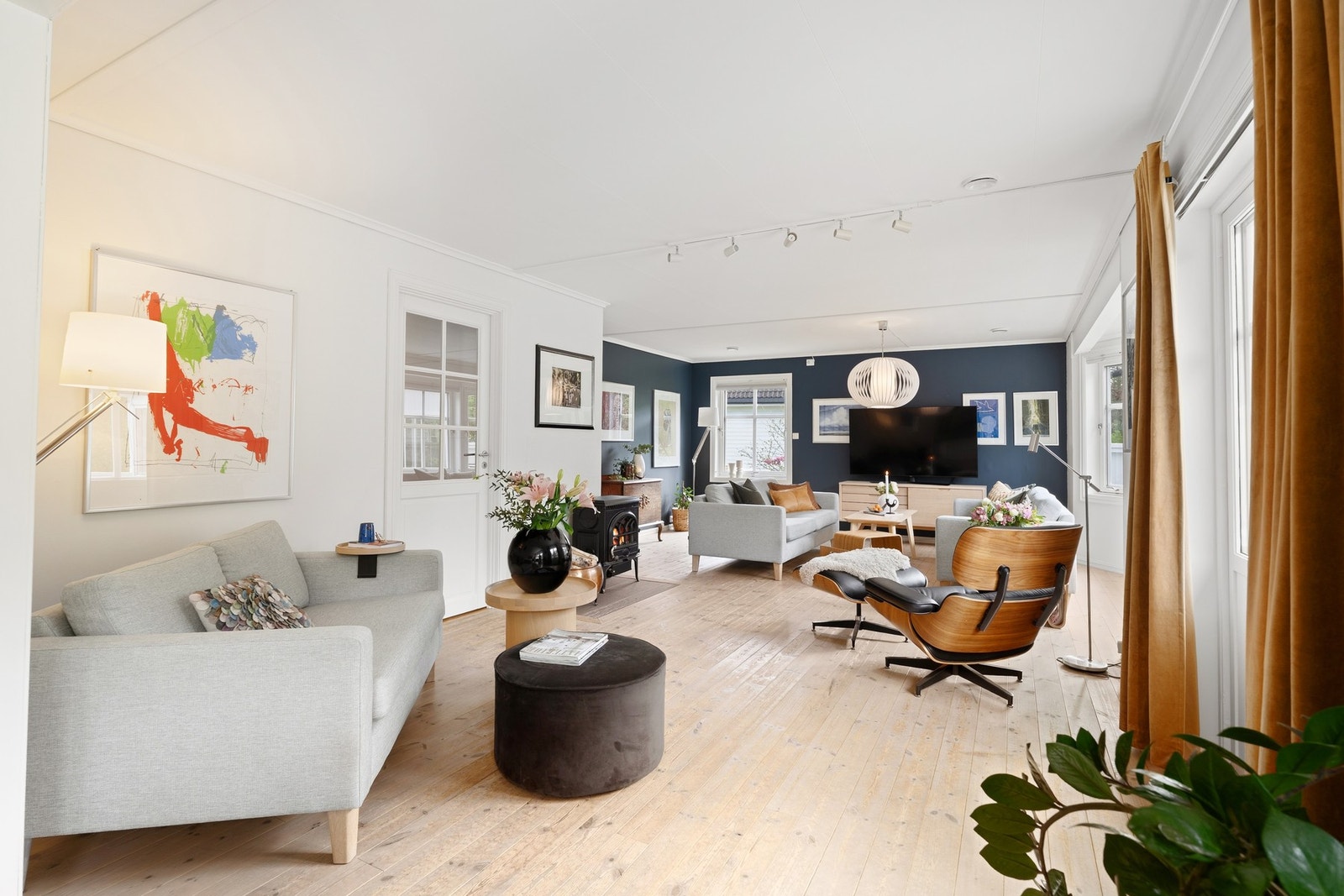 Velkommen inn i boligens 1. etasje. Eneboligen går over tre etasjer og byr på en praktisk og funksjonell planløsning. Galleribilde