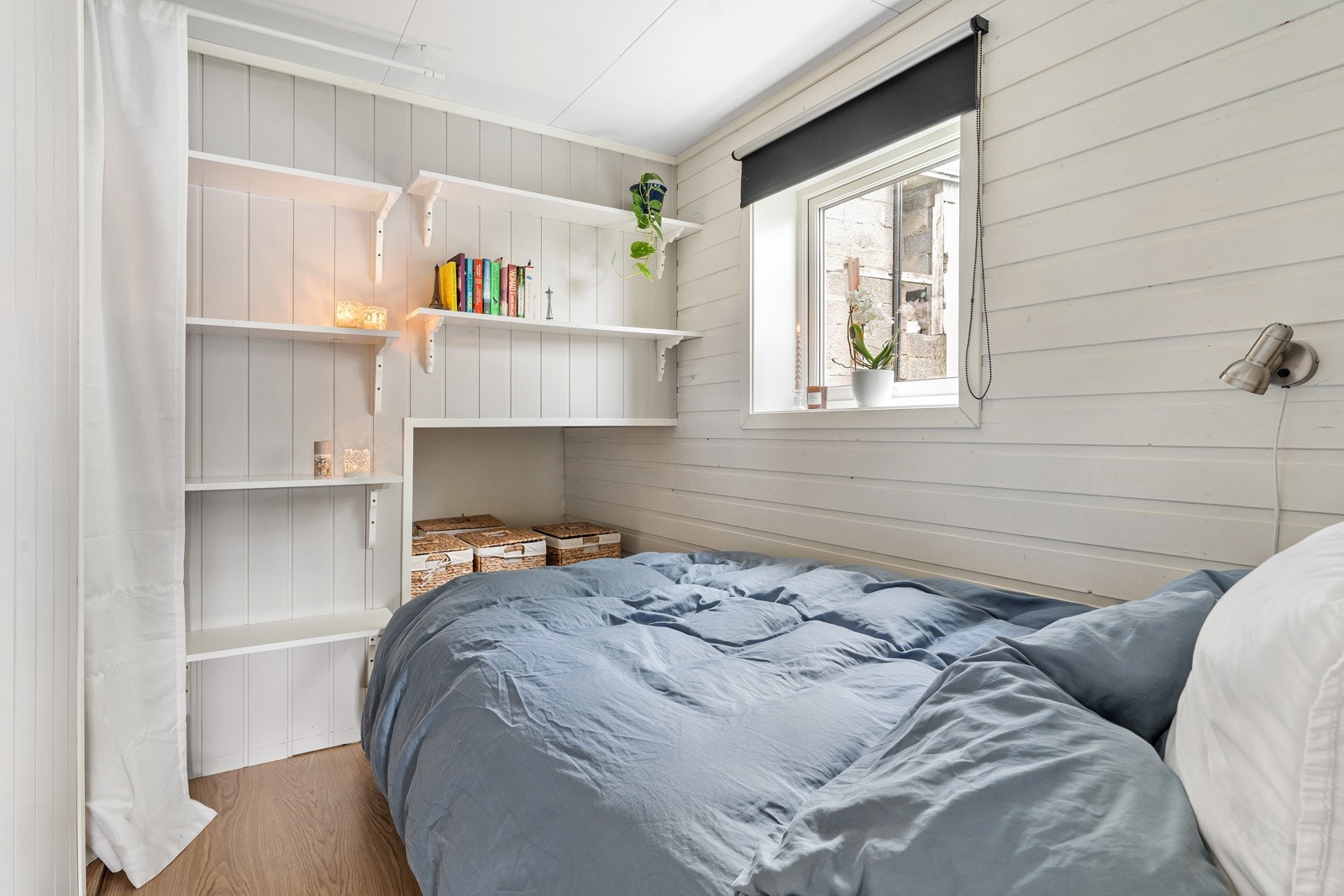 Soverommet har smart utnyttelse av rommet for lagringsmuligheter.
