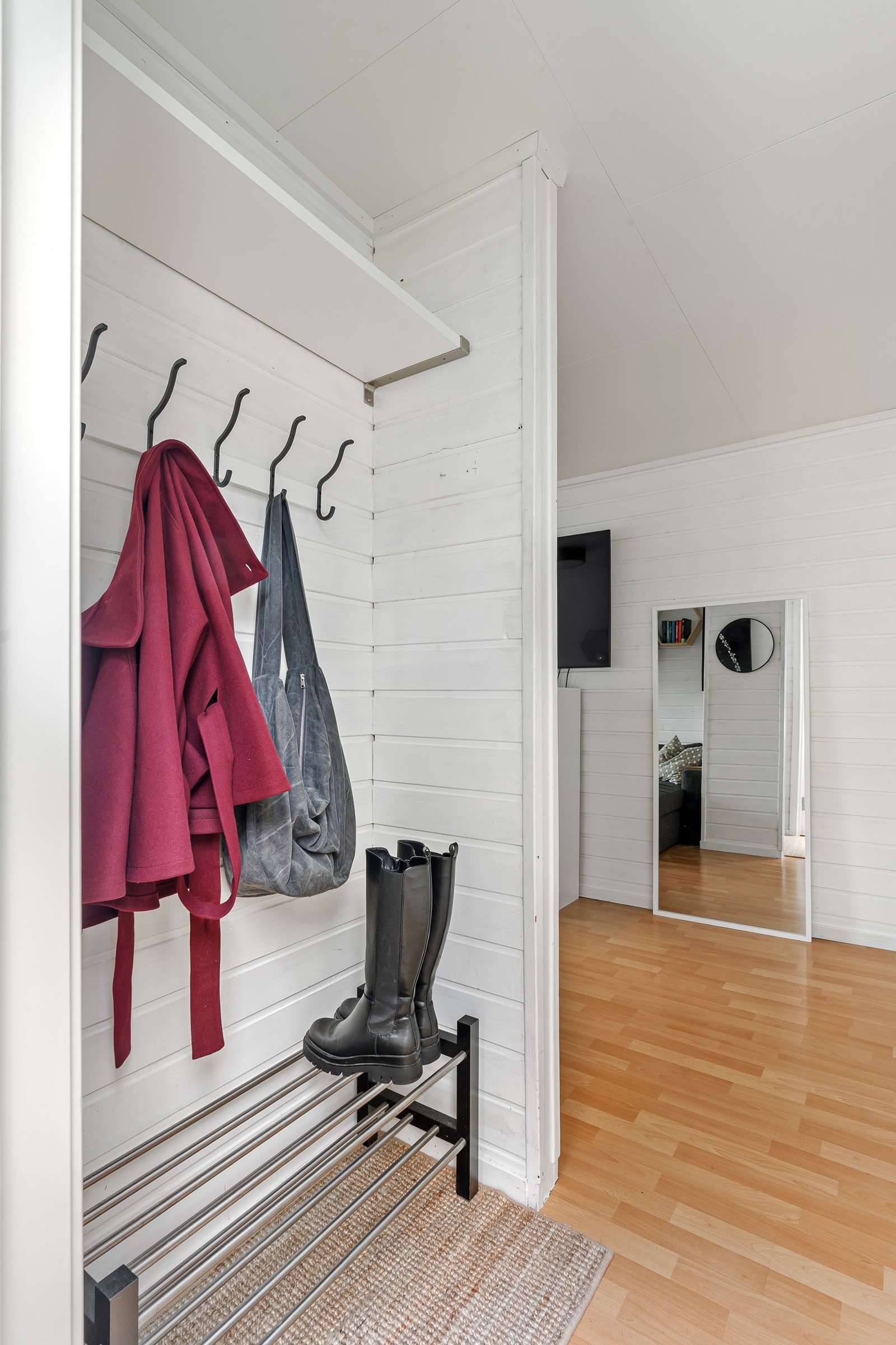 Velkommen inn, leiligheten har entré med plass til å kle av seg jakke og sko.