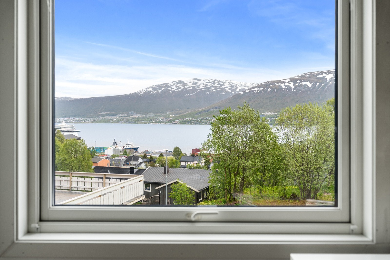 Leiligheta har superfin utsikt utover sundet og over mot fastlandet.