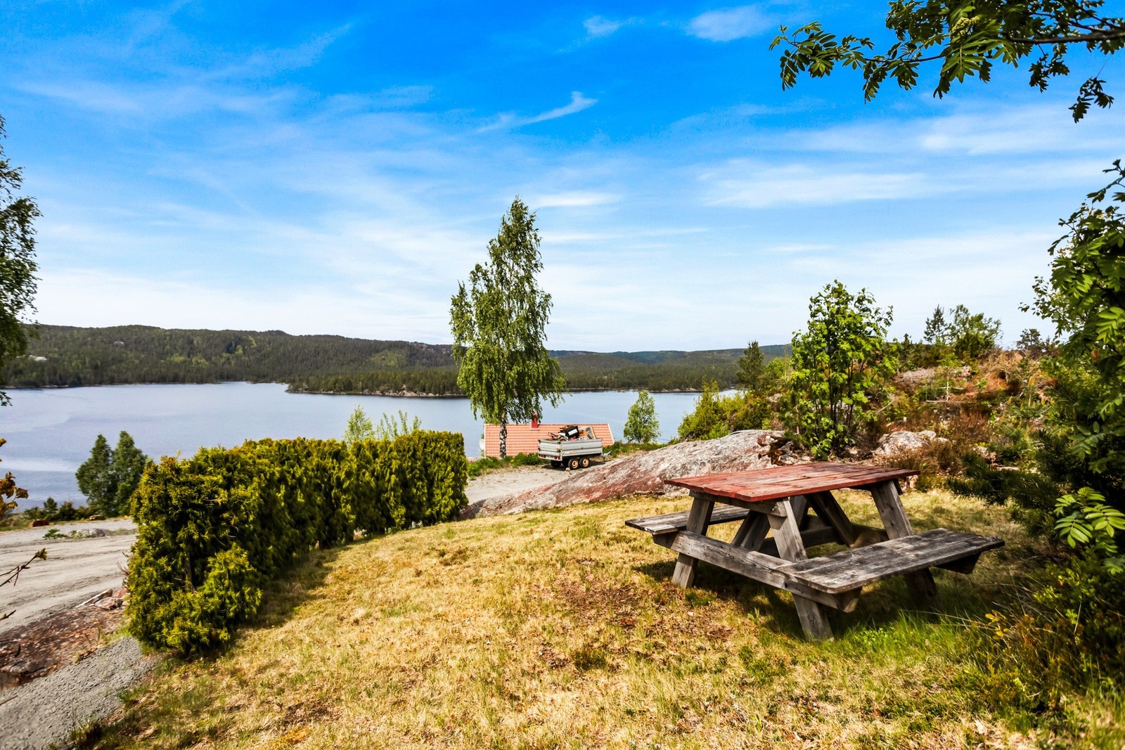 Området byr på vakker natur, gode rekreasjonsmuligheter og et familievennlig miljø med blant annet egen badestrand. Galleribilde