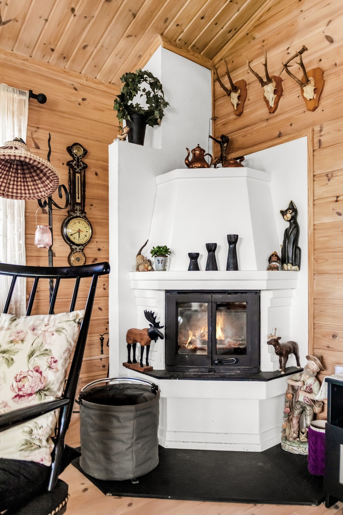 I boligen har du et ildsted som skaper koselig stemming i stua. Galleribilde