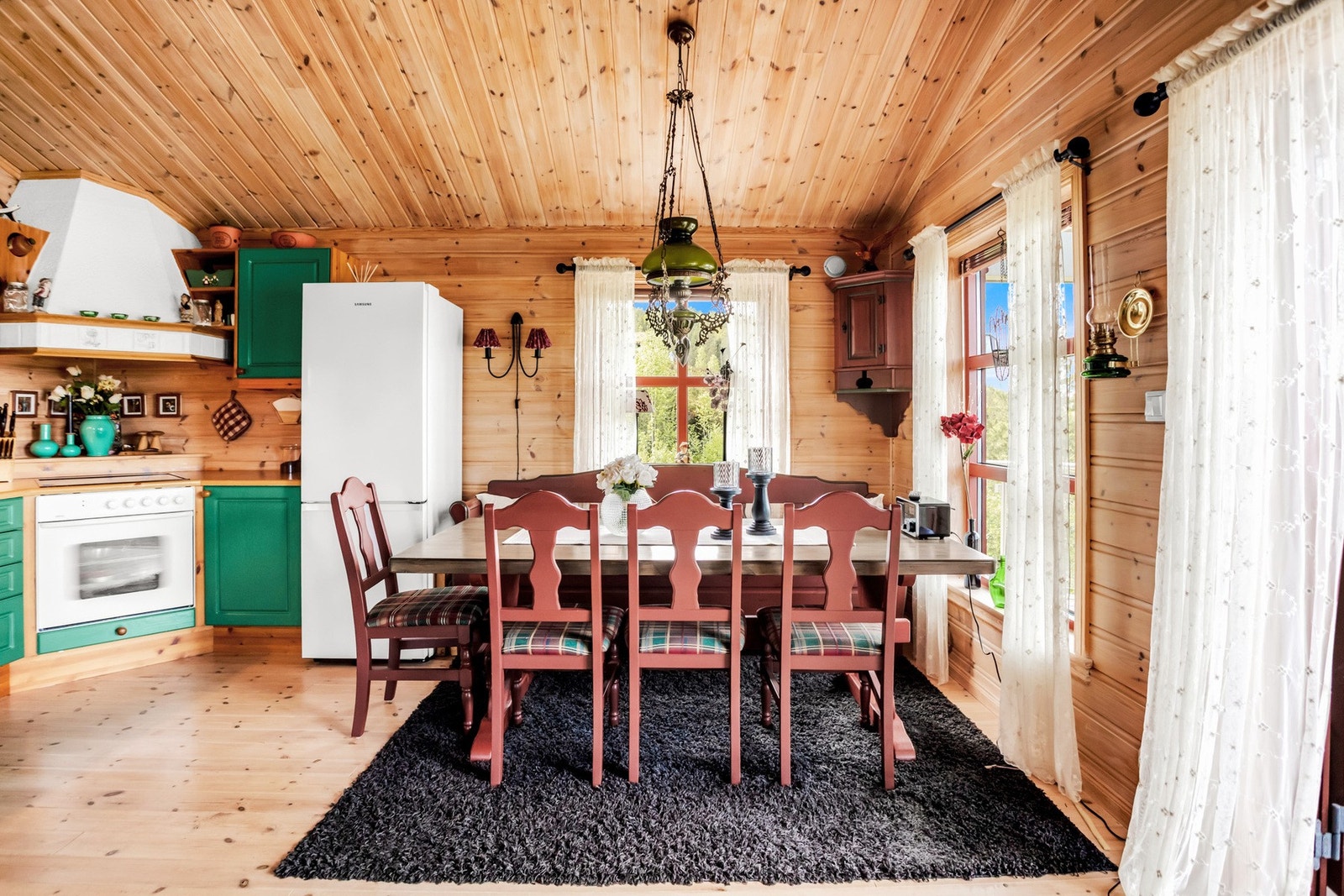 Rommet har en gjennomtenkt layout som gir enkel tilgang til nødvendige funksjoner og oppbevaring. Galleribilde