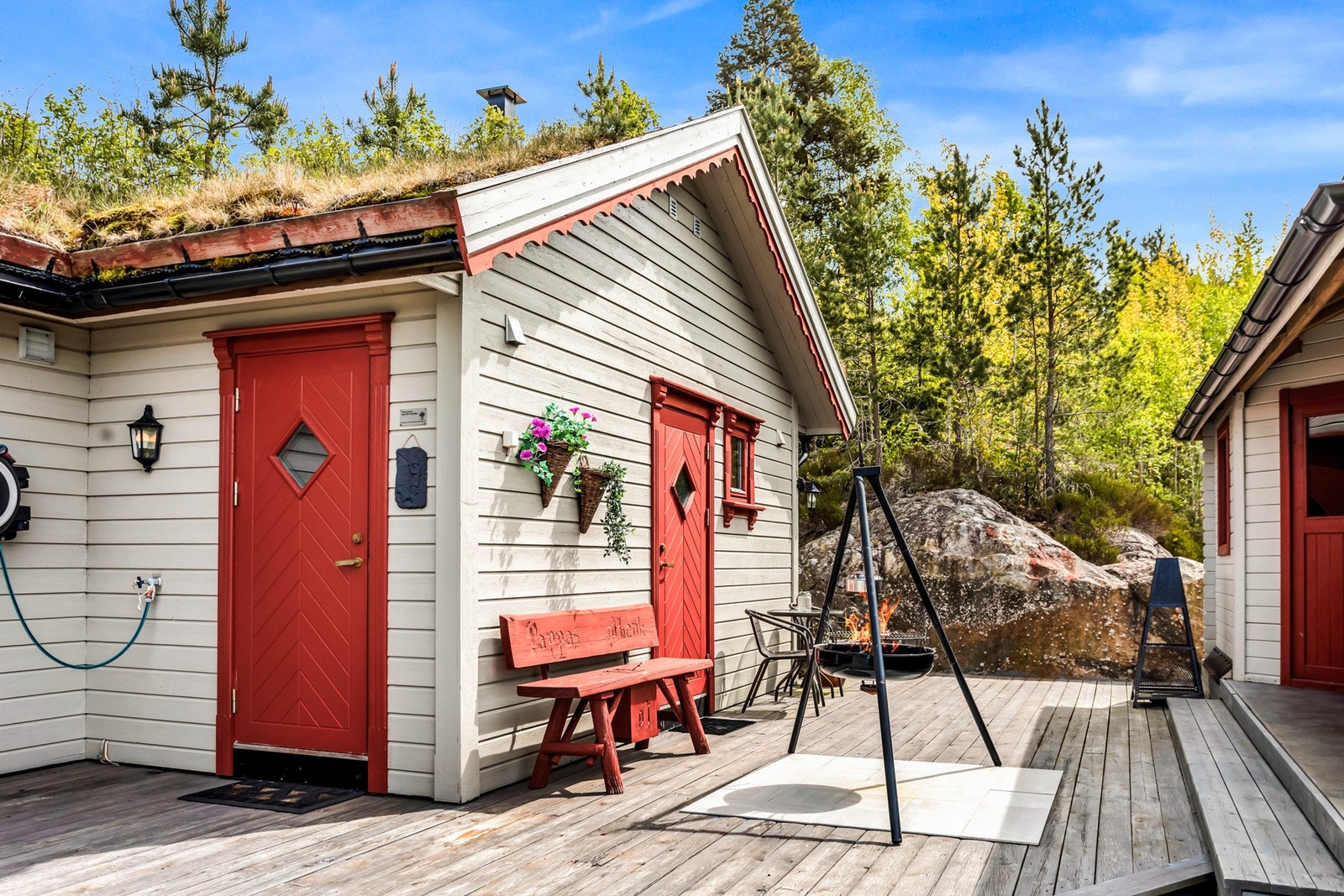 Boden er en frittstående utebod med et bruksareal på 7 m². Den er oppført i trekonstruksjon og har liggende kledning utvendig. Galleribilde