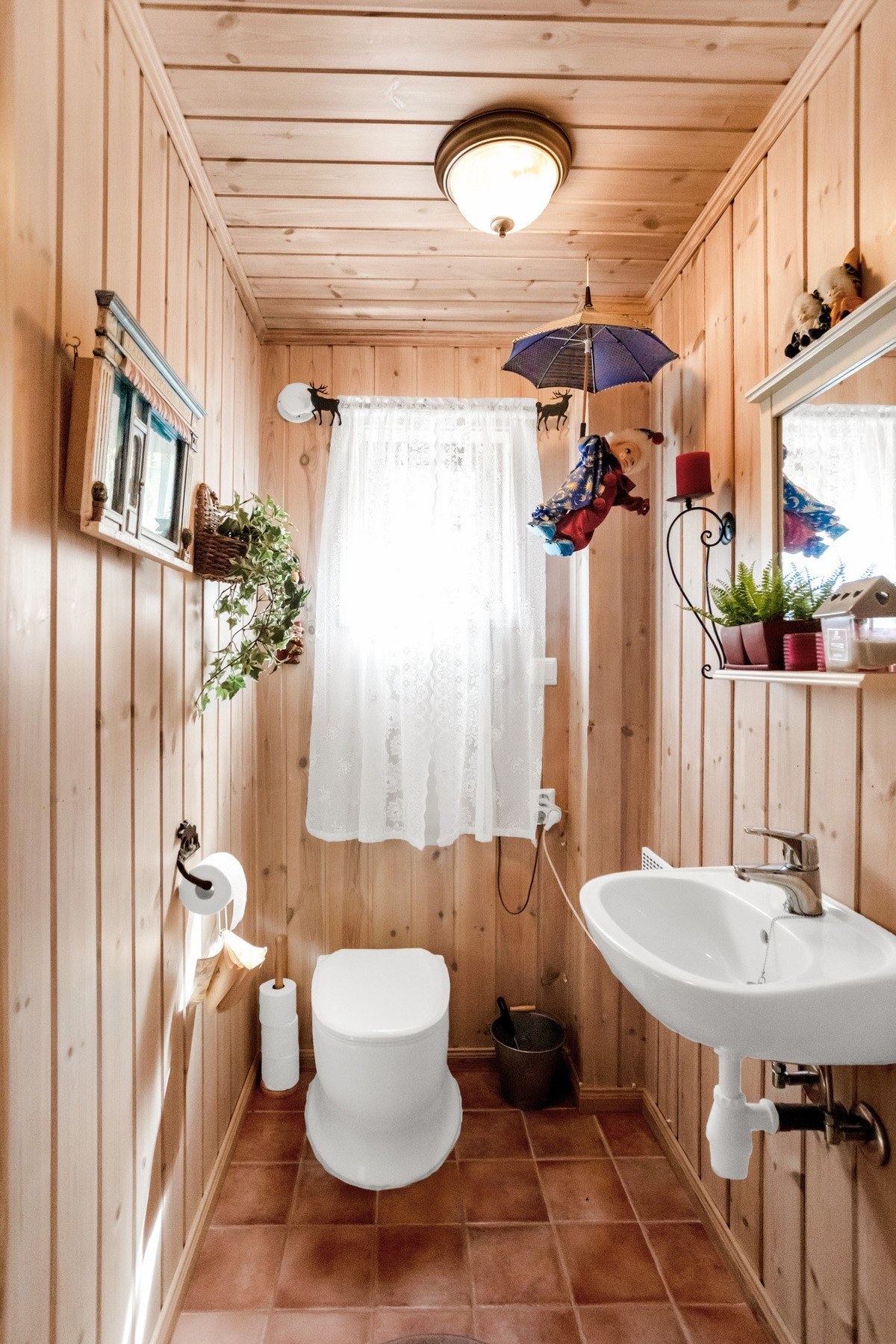 Toalettrommet er utstyrt med en snurredass og har naturlig avtrekk. Galleribilde