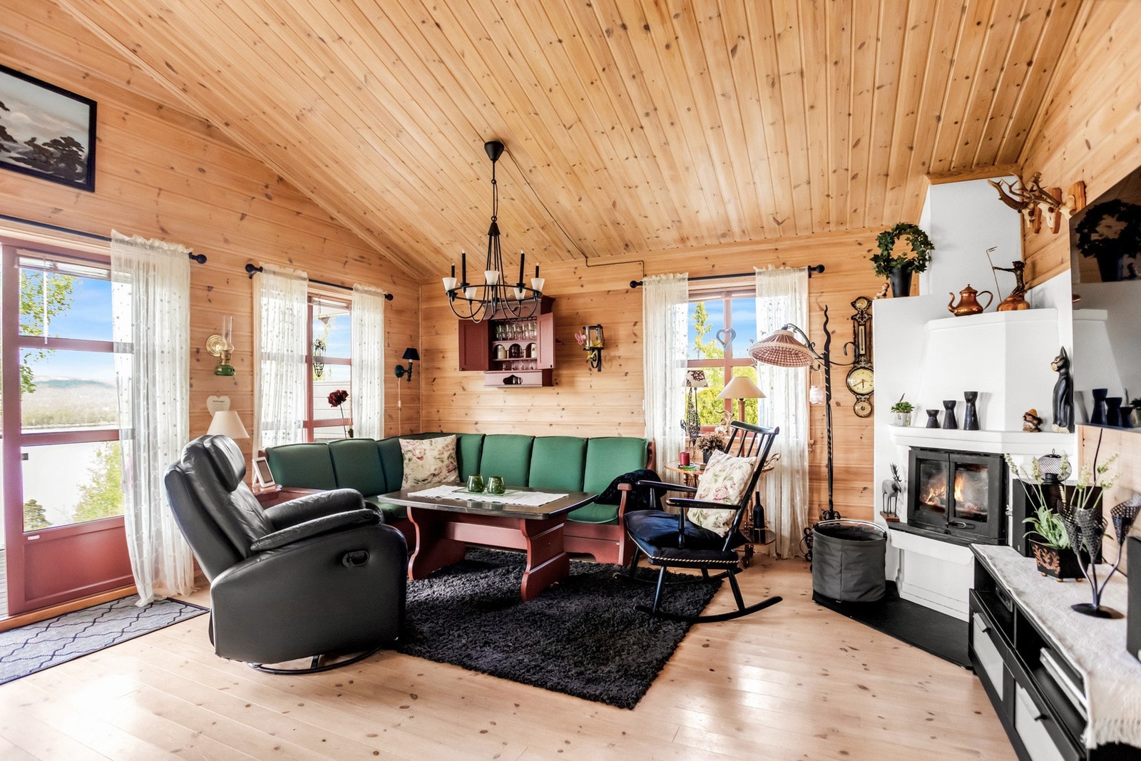 Gulvet er av slitesterk furu, mens vegger og tak er kledd med trepanel, noe som gir et lunt og praktisk preg. Galleribilde