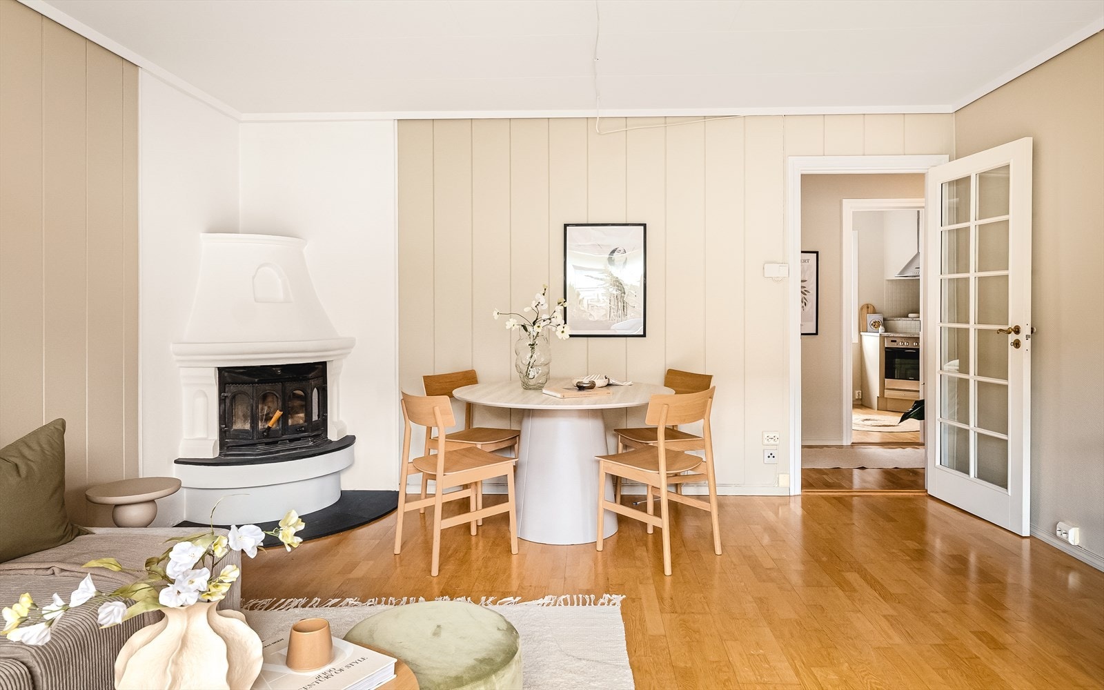 Pent med dør med glassfelt inn mot stue. Praktisk å kunne lukke igjen mot gang/kjøkken, men likevel ha lys gjennom. Galleribilde