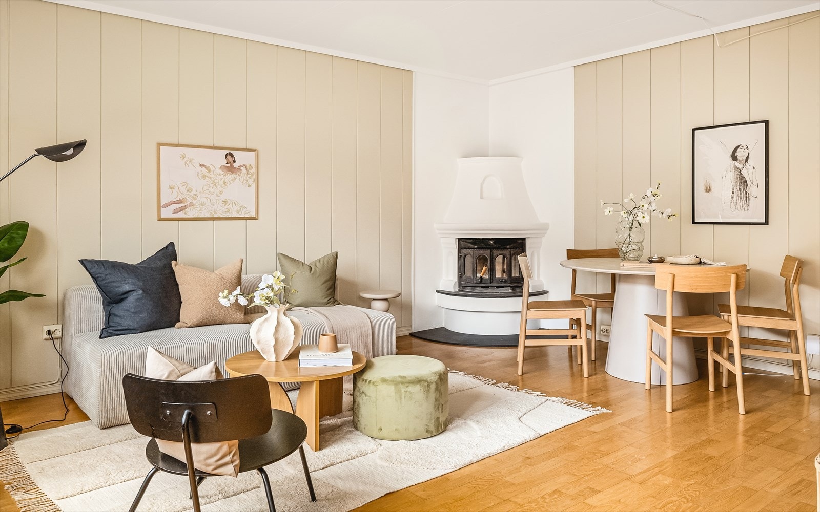 Stue måler 22,3 m², og rommer fint både spisebord og sofagruppe. Galleribilde