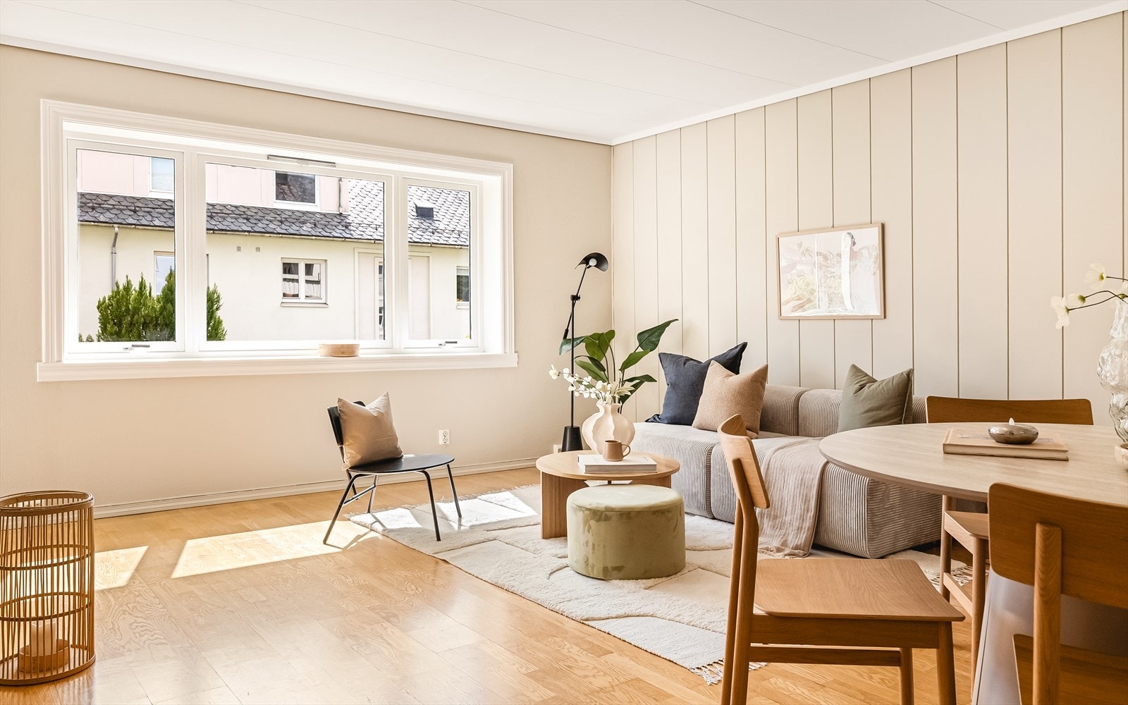 Stue har herlig naturlig lysinnslipp. To av vinduene kan åpnes, og det er lufteventil i midten. Galleribilde
