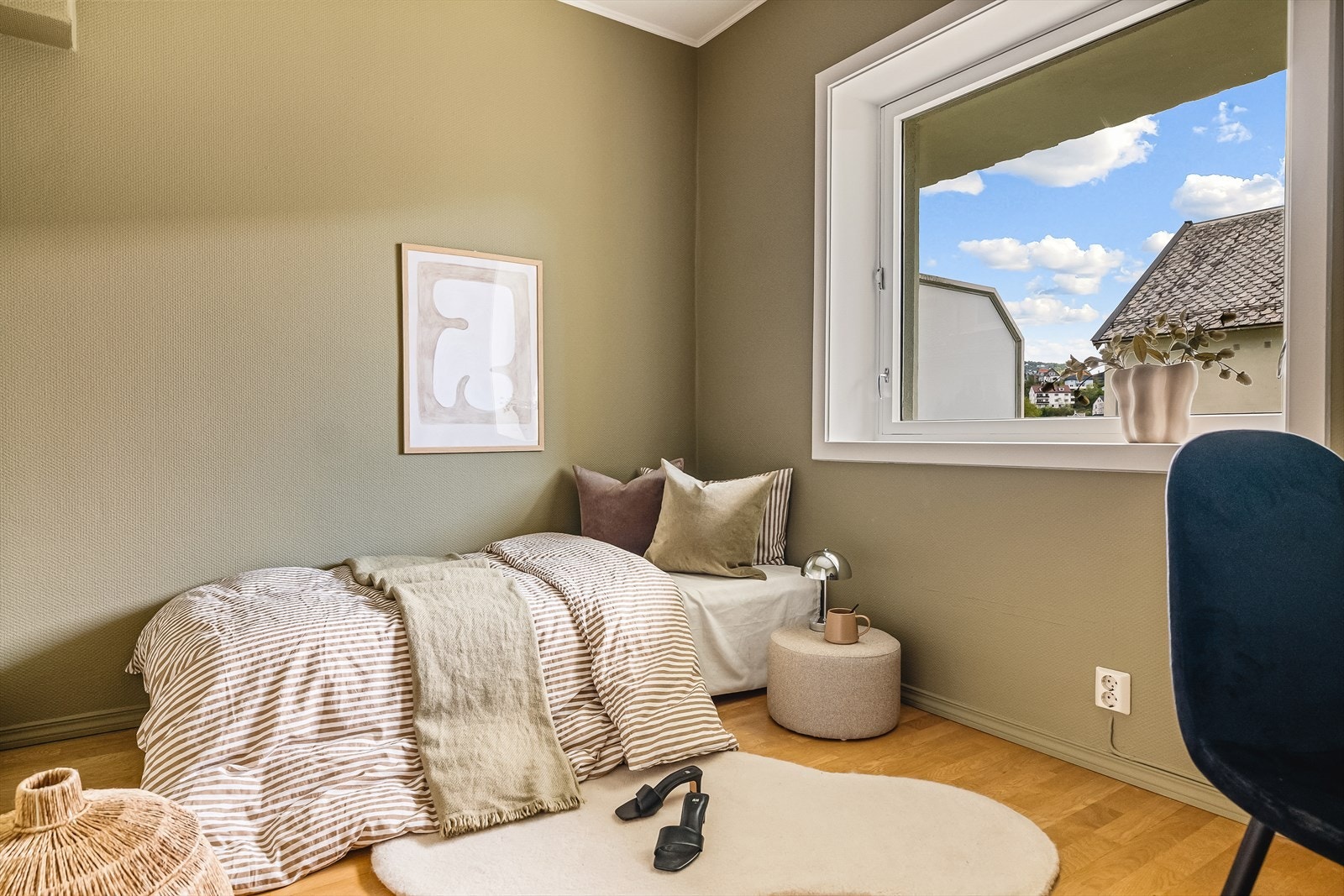 Soverom nr. 2 er 7,6 m², og egner seg supert som barnerom, kontor/gjesterom eller utleie. Praktisk med soverom plassert i hver sin ende av leiligheten. Galleribilde
