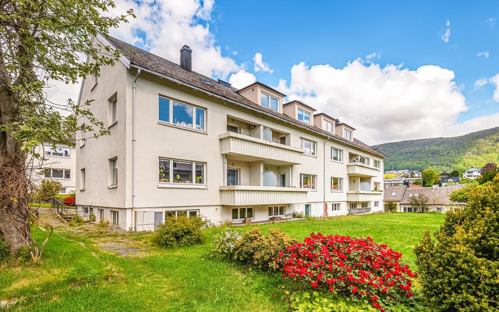 Flotte, velholdte bygg med hyggelige utearealer. Meget hyggelig nabolag med folk i alle aldre. God miks av eldre, barn, førstegangskjøpere og par i 20-30 års alderen. Galleribilde