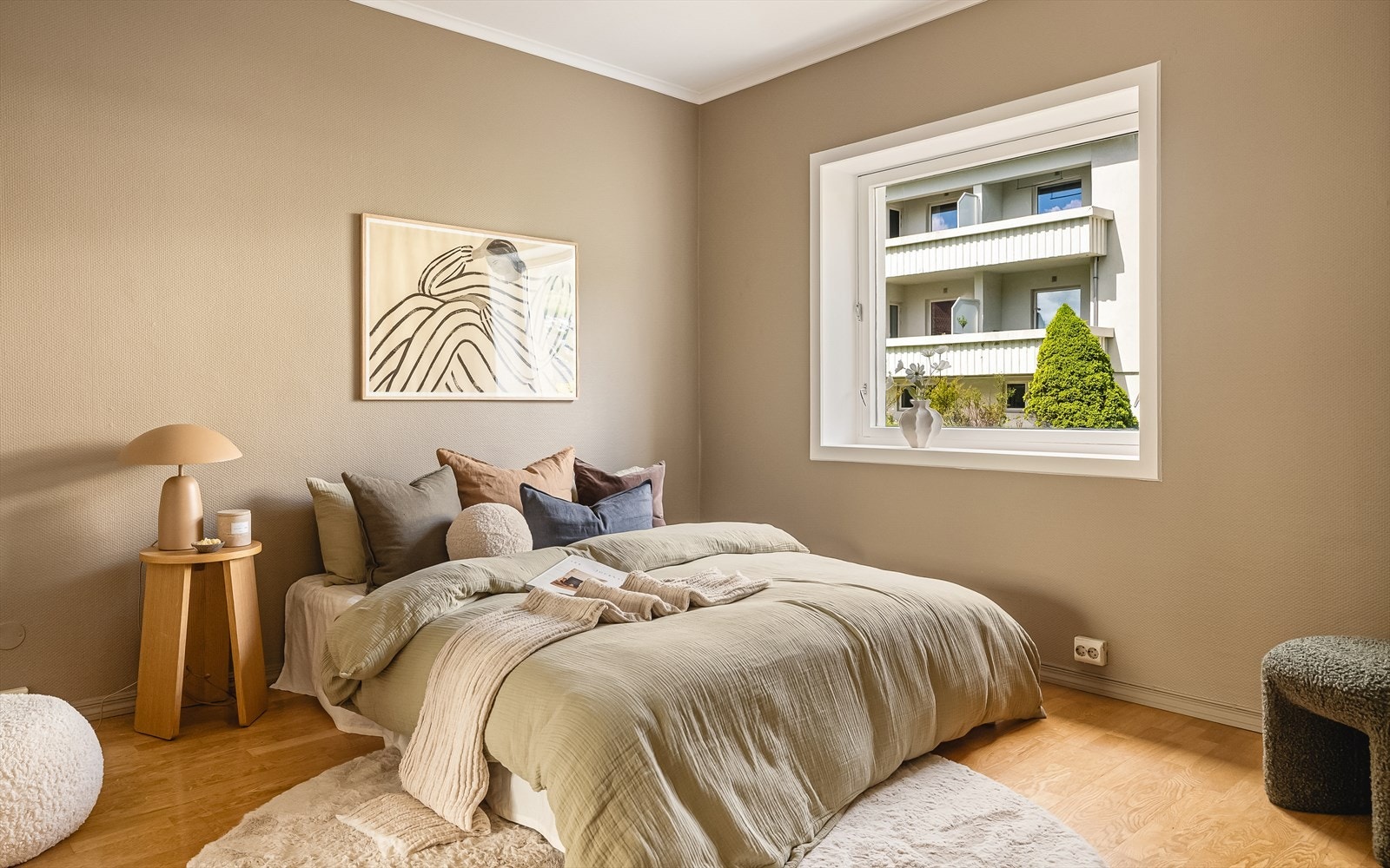 Hovedsoverom er av meget god størrelse (13,5 m²). Rikelig plass til dobbeltseng, nattbord på hver side og øvrig innredning. Galleribilde