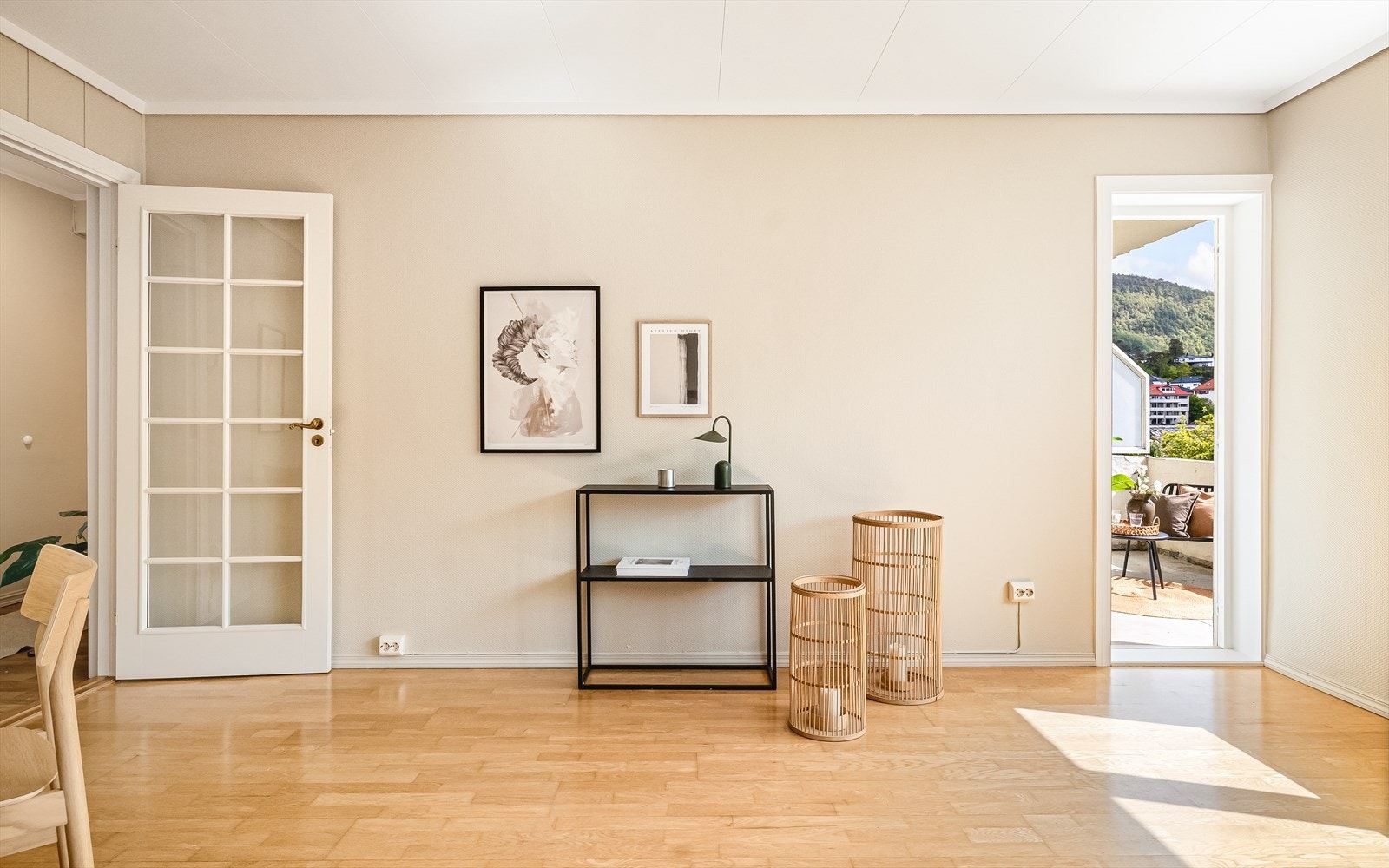 Rommet har godt med både areal og veggplass, og er enkelt å innrede i flere soner. Galleribilde