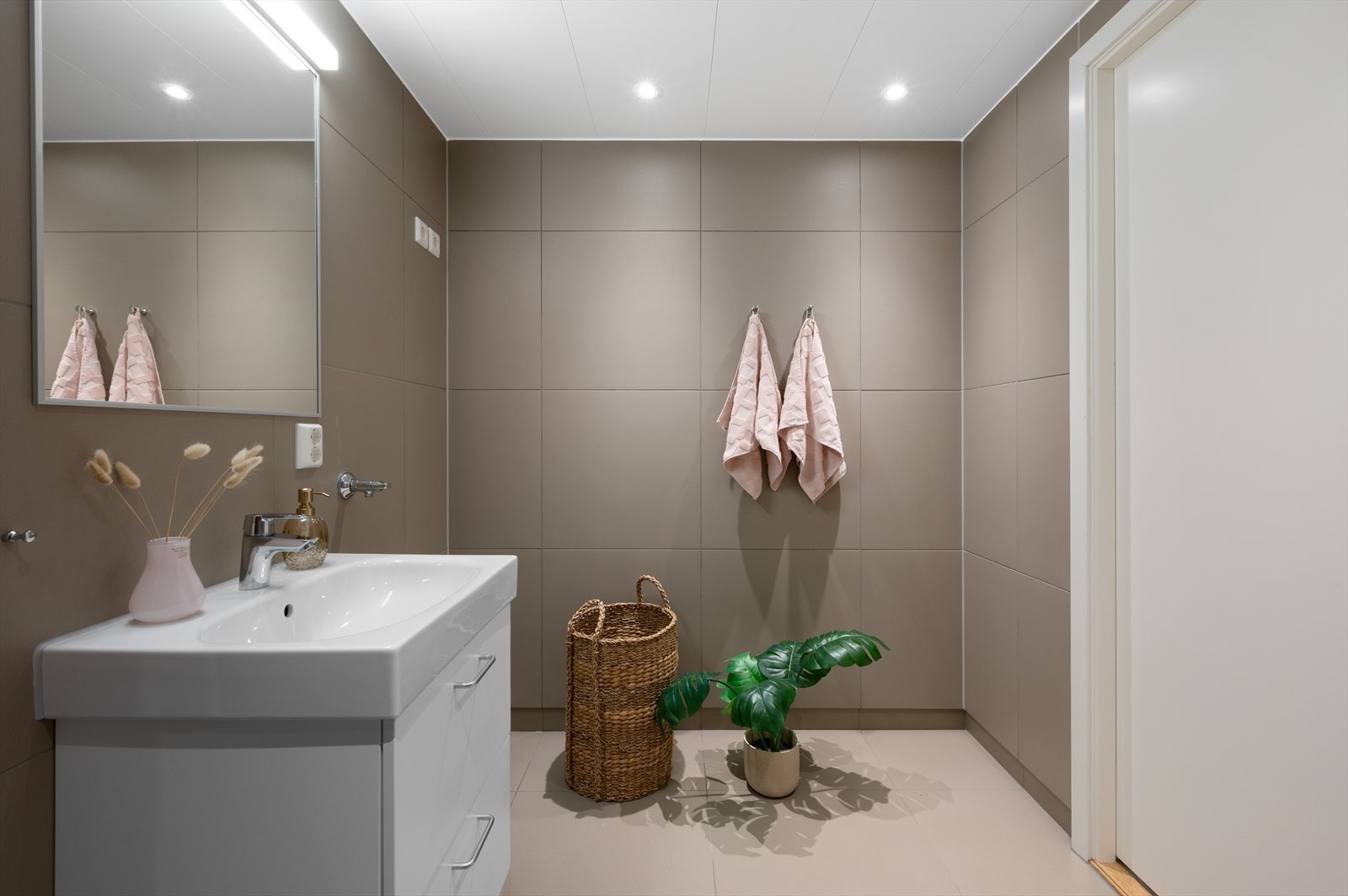 - Badet måler 4,8 m² - Galleribilde