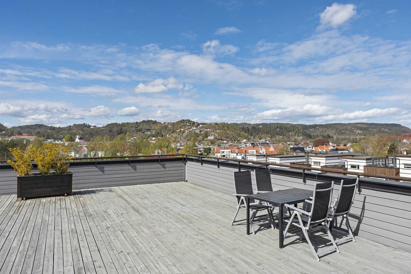 Felles takterrasse med stor hagestue. Denne er fin å bruke med selskaper eller generelle sosiale sammenkomster. Galleribilde