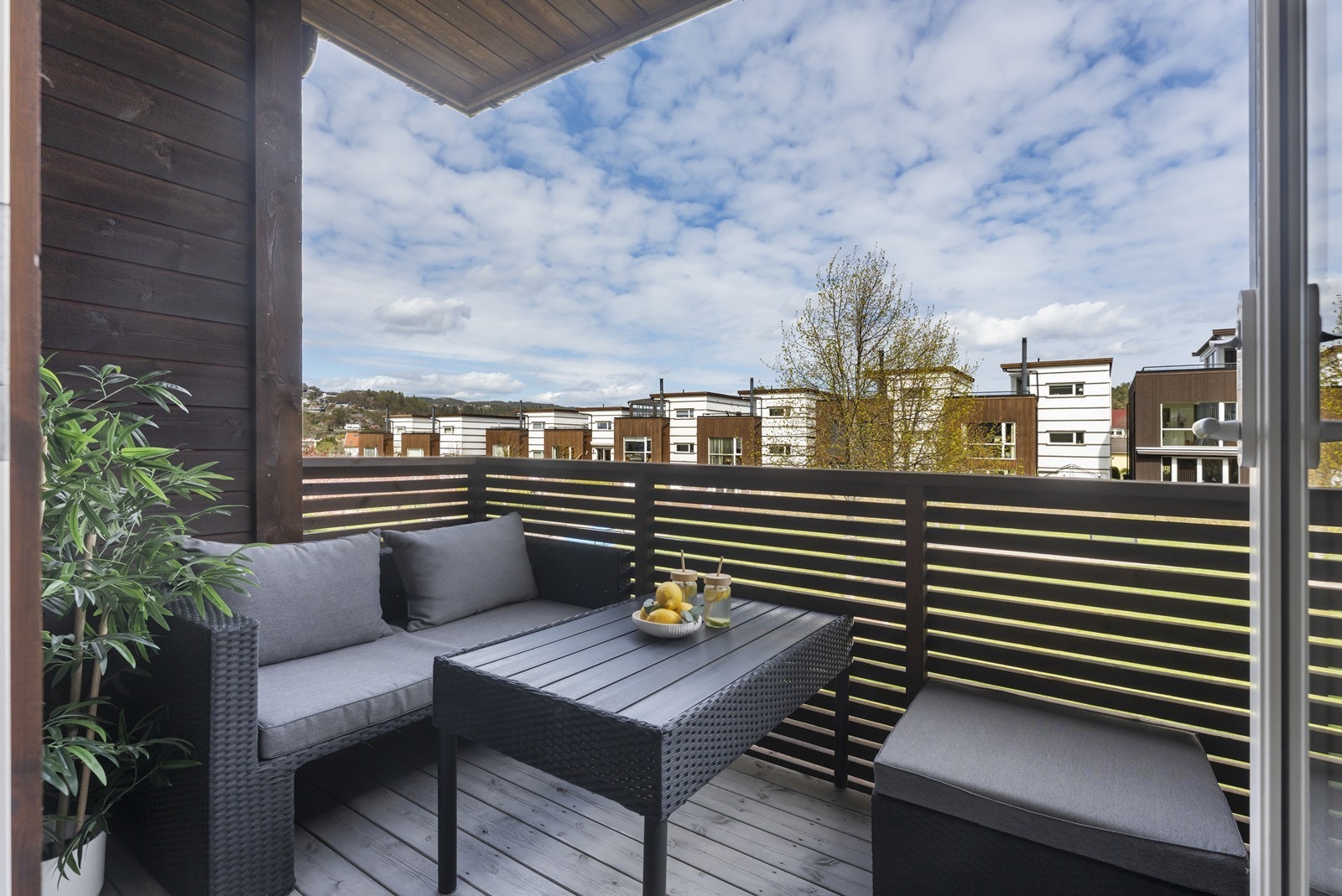Lun , delvis overbygd uteplass Galleribilde