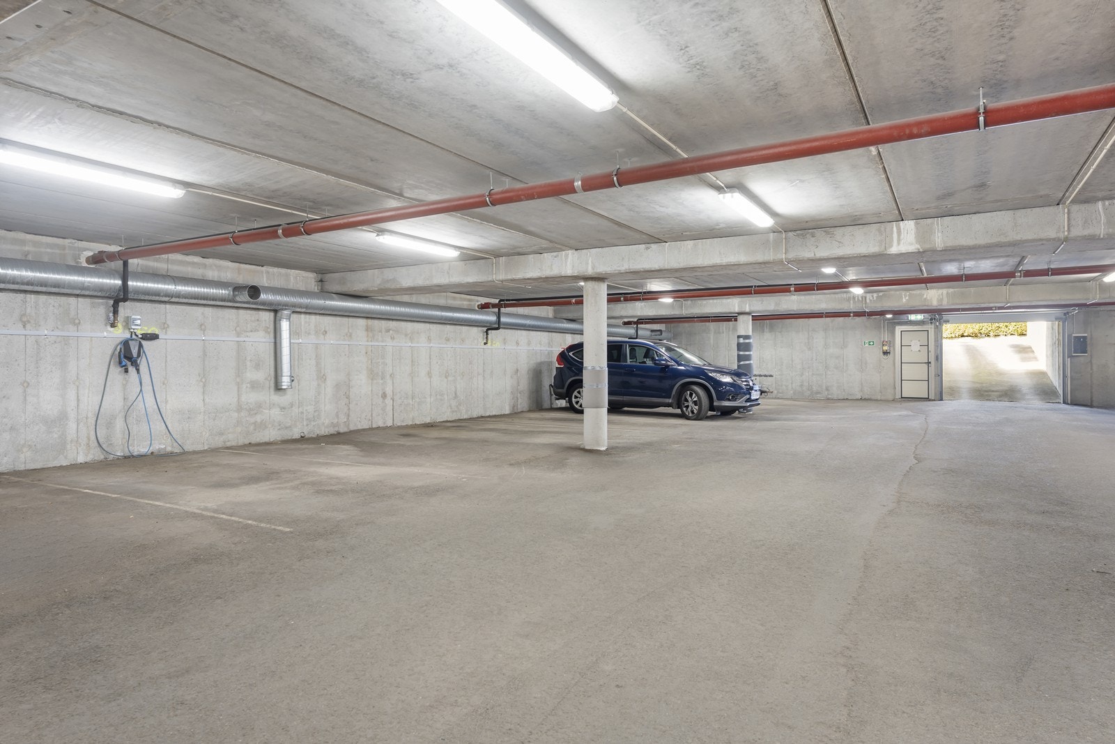 Heis i bygget og medfølgende parkeringsplass i p-kjeller. Galleribilde