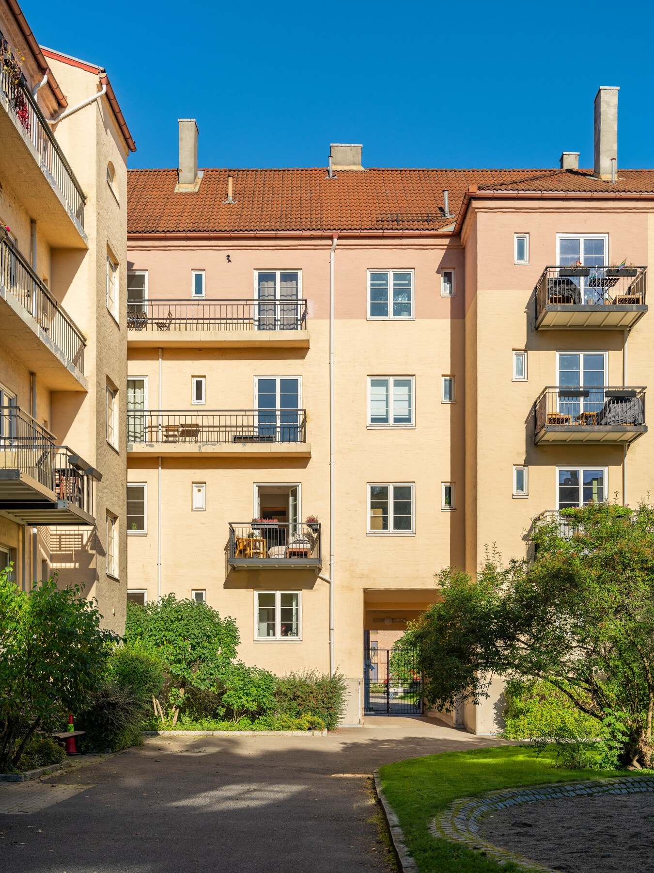 Leiligheten ligger usjenert til i 2. etasje, og her ser vi hvordan det ser ut på balkongen fra bakgården. Galleribilde