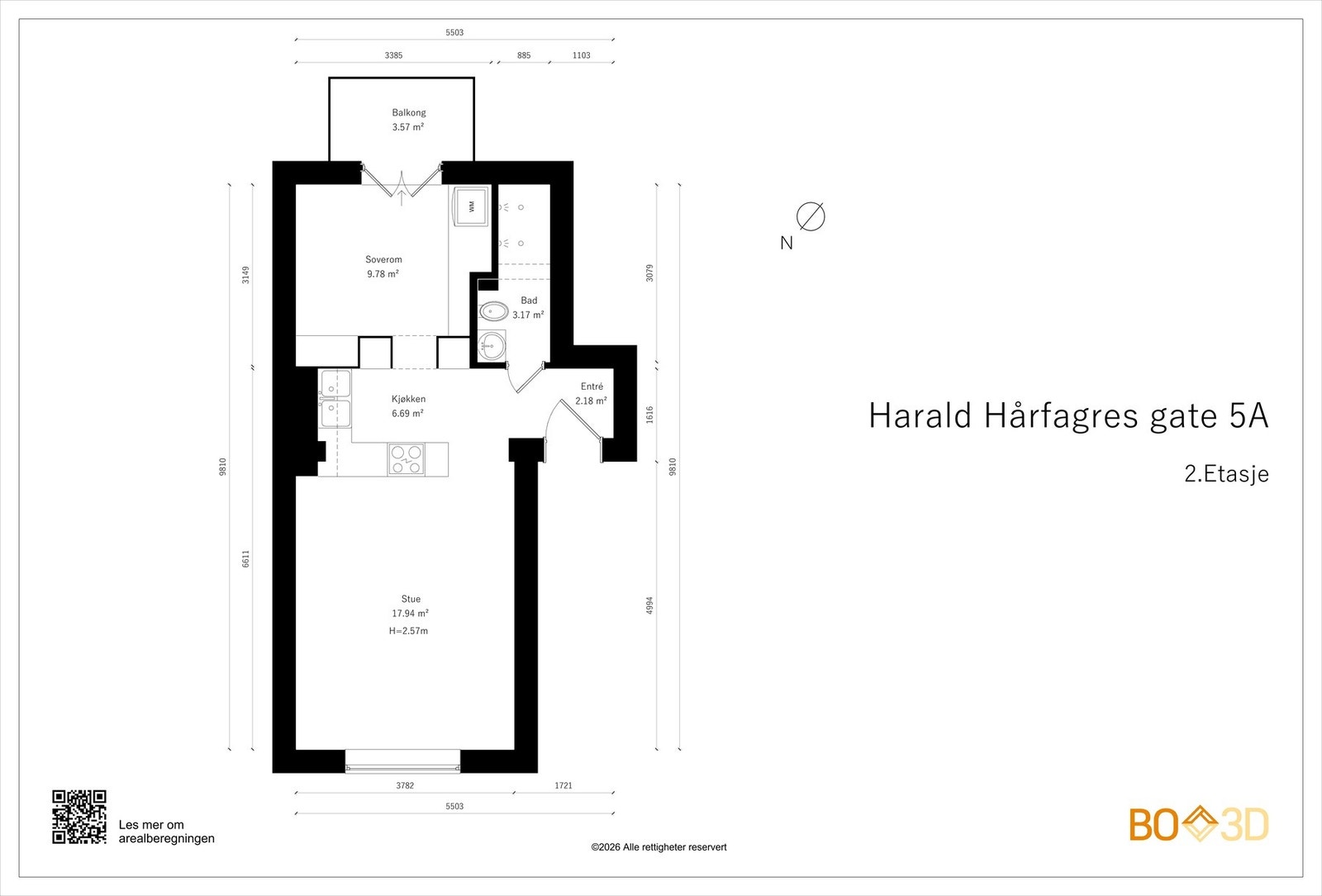 Vi tar først en titt på planskissen for å orientere oss. I tillegg til innvendige arealer, disponerer boligen bruksrett på boder på totalt 10 kvm i kjeller- og loftsareal. Galleribilde