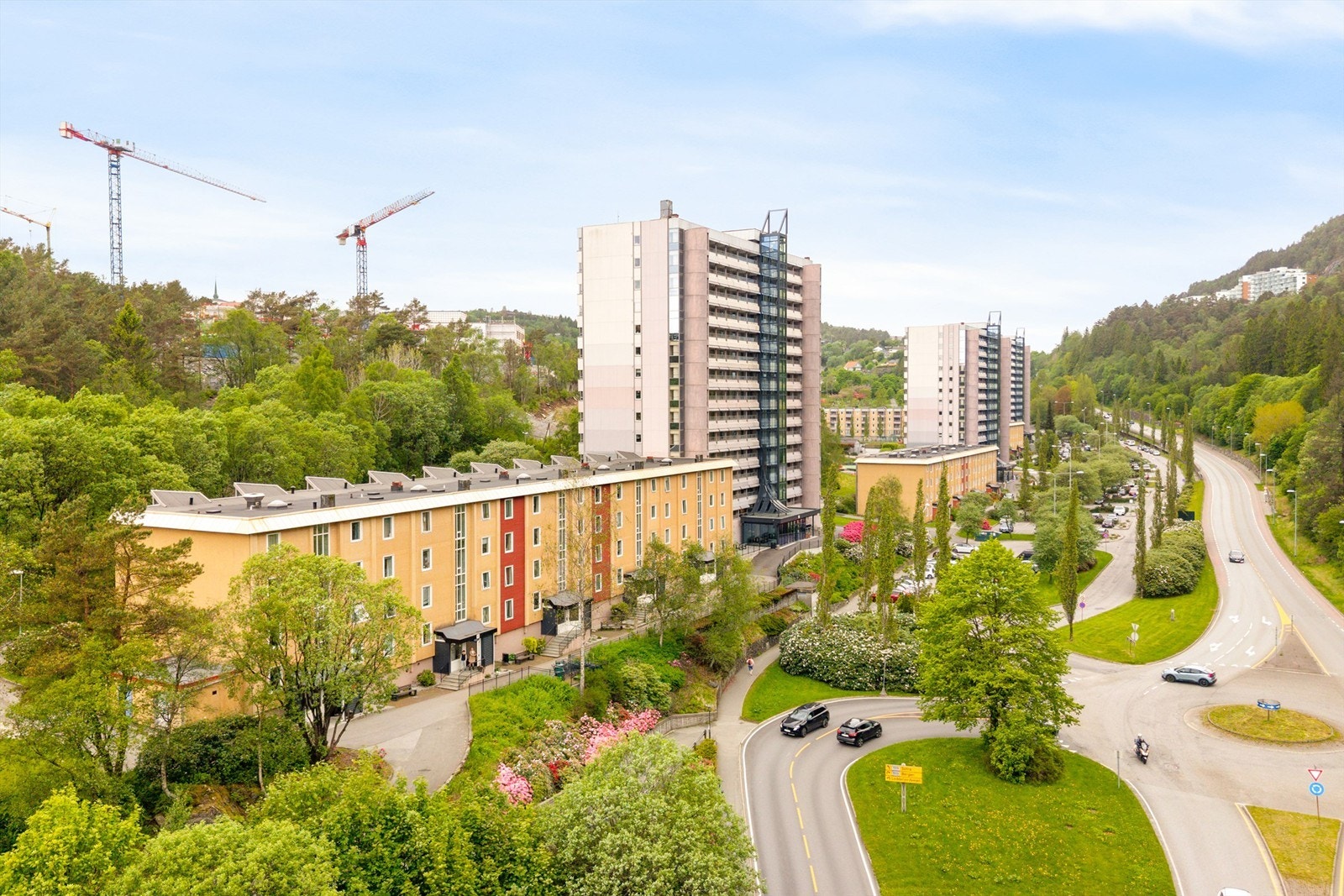 Borettslaget har parkeringsplasser som andelseierne kan benytte. Hver andel får to parkeringstillatelser. Galleribilde