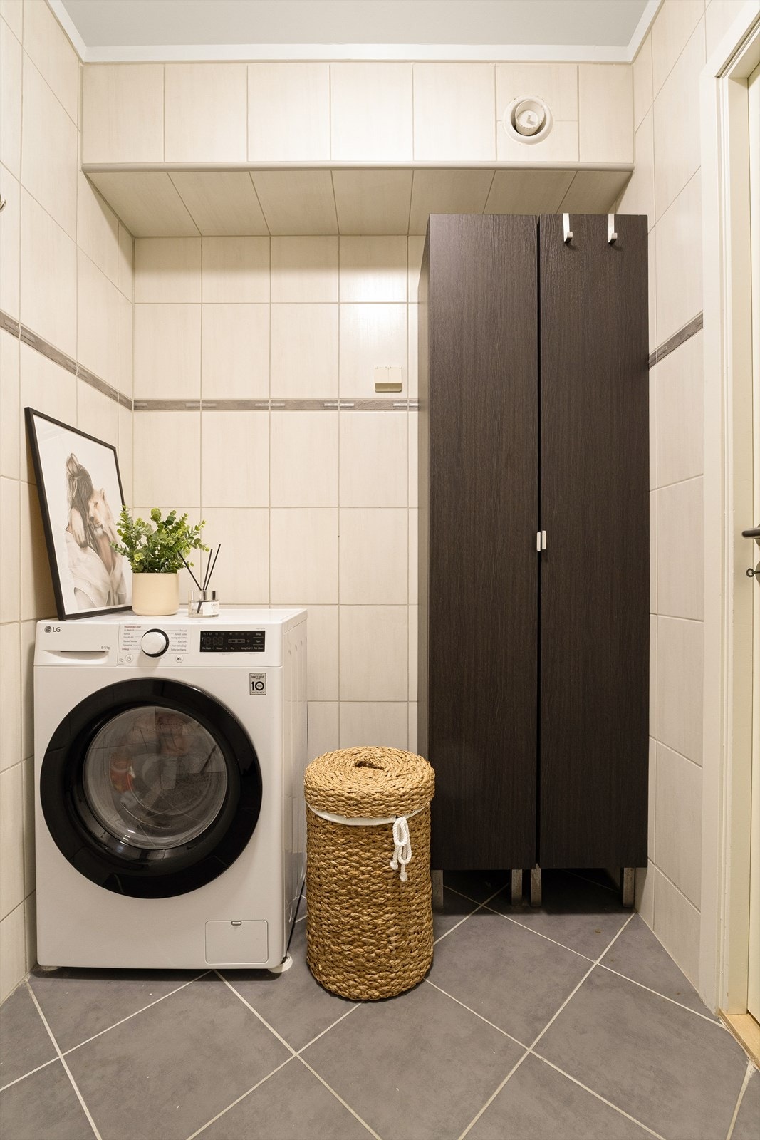 Det er opplegg for vaskemaskin på badet og skap med ekstra oppbevaringsplass. Galleribilde