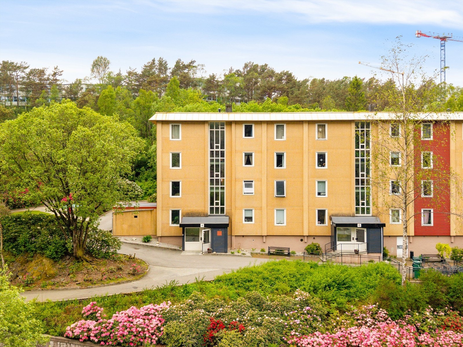 Leiligheten er en del av Lyderhorn borettslag, et veletablert og rolig boligområde. Galleribilde