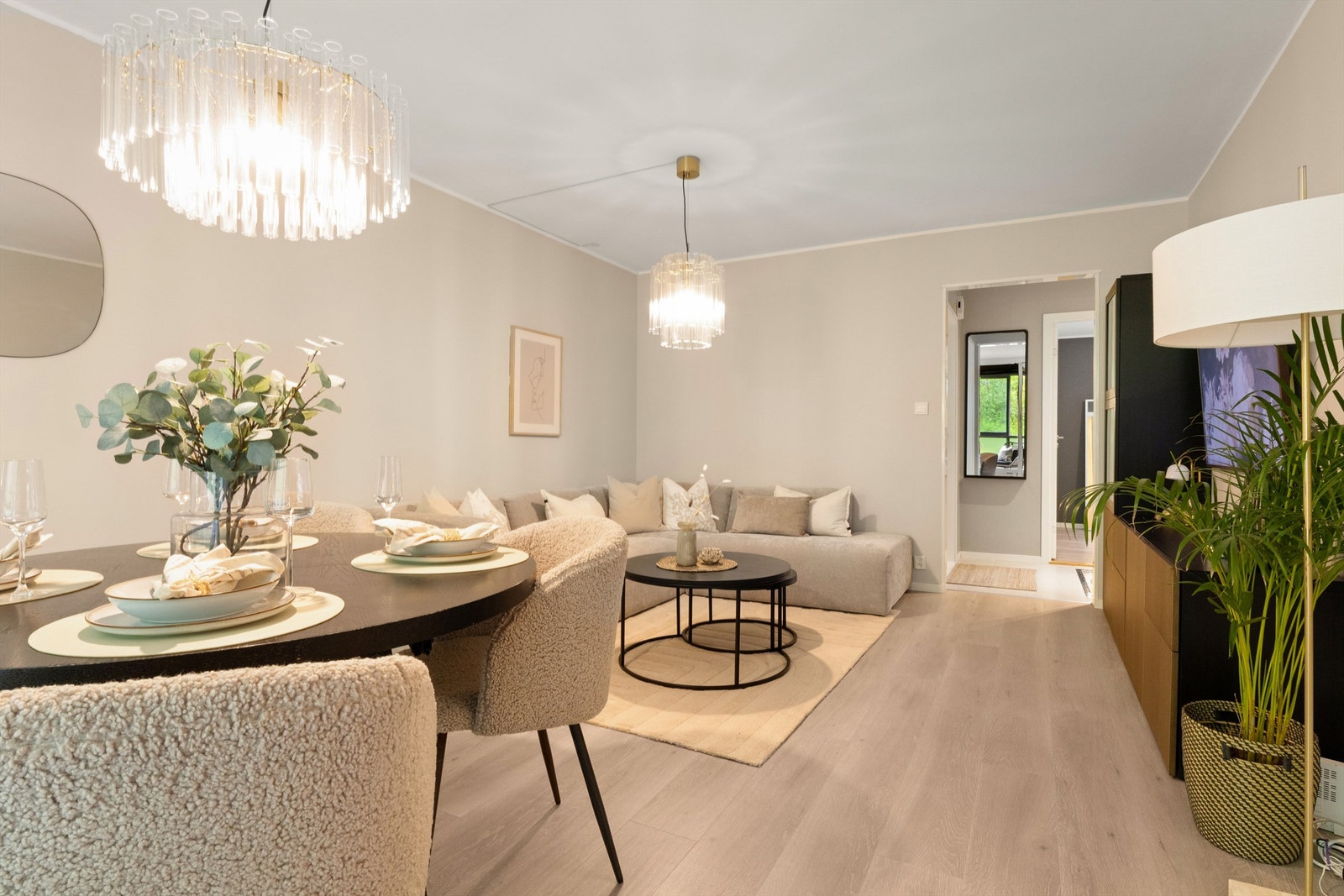 Stor og lys stue med plass til en stor sofa og spisebord. Galleribilde