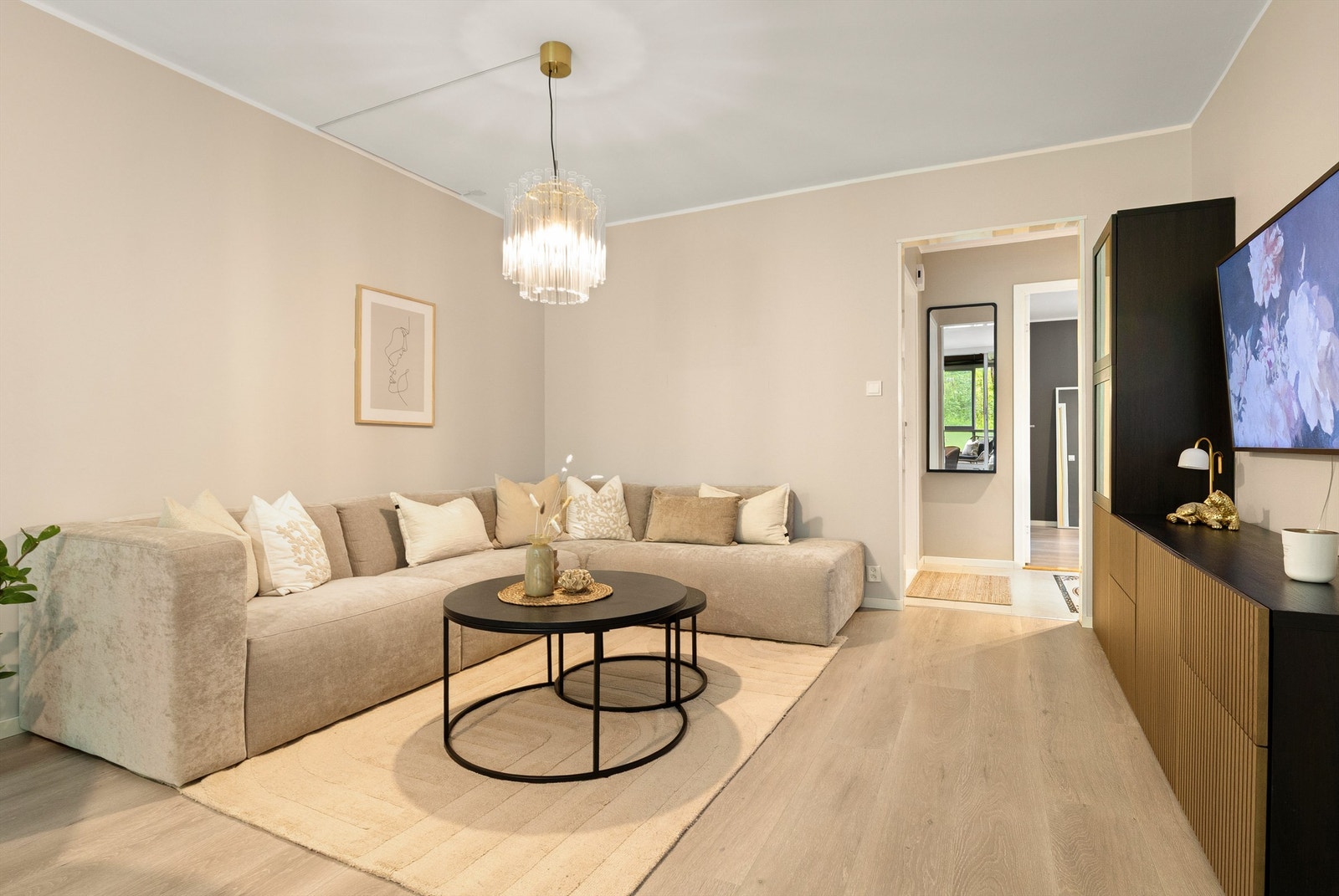 Stuen har et moderne og tidsriktig uttrykk. Her er det malte vegger og laminat på gulv. Galleribilde