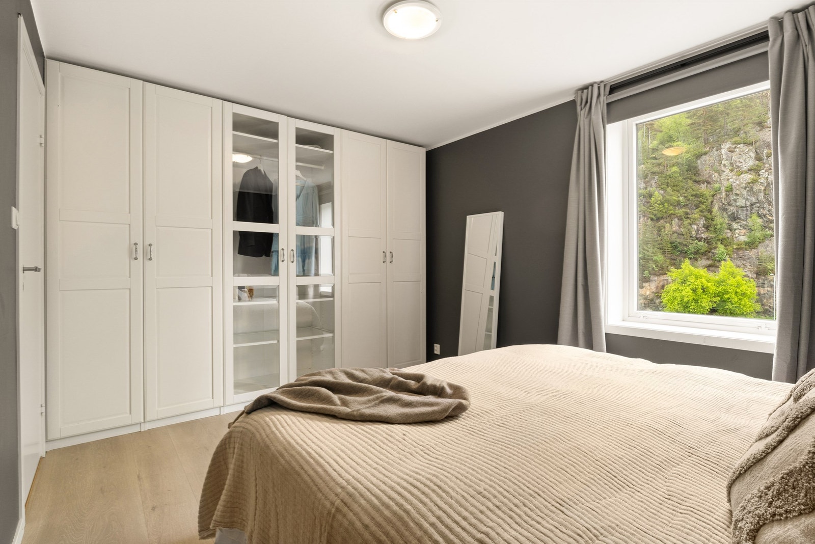 En stor garderobe gir rikelig med oppbevaringsplass på hovedsoverommet. Galleribilde