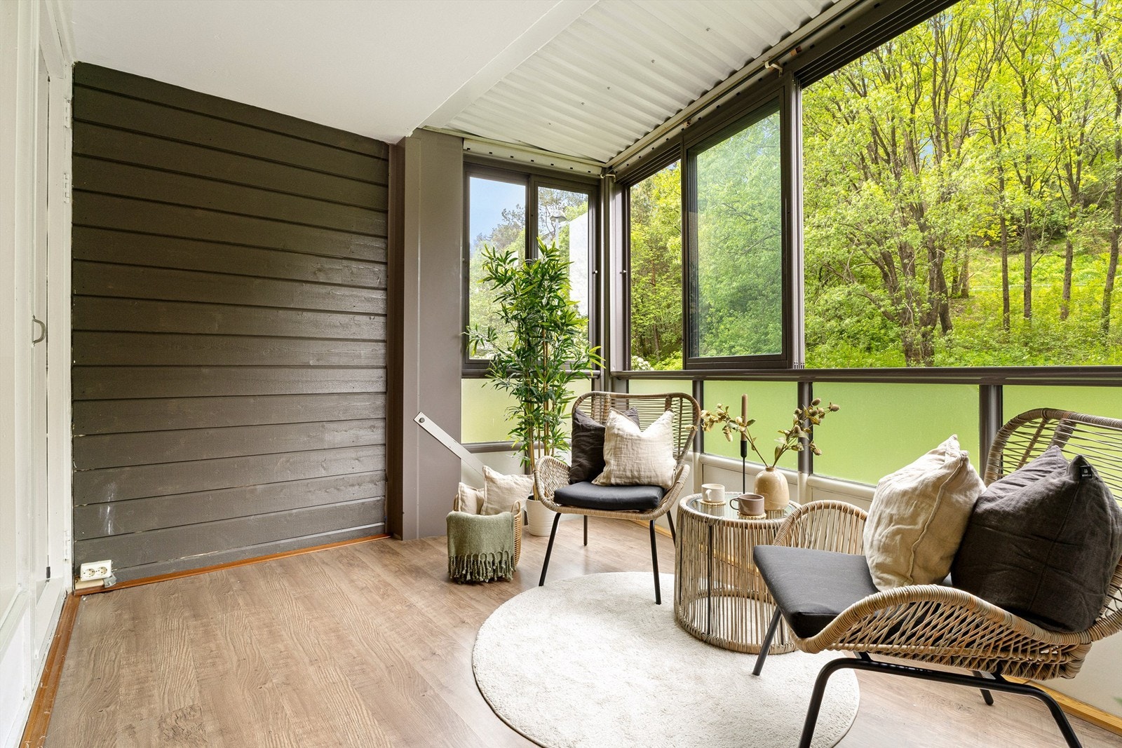 Balkongen er en lun og er en privat sone med plass til en hyggelig sittegruppe. Galleribilde