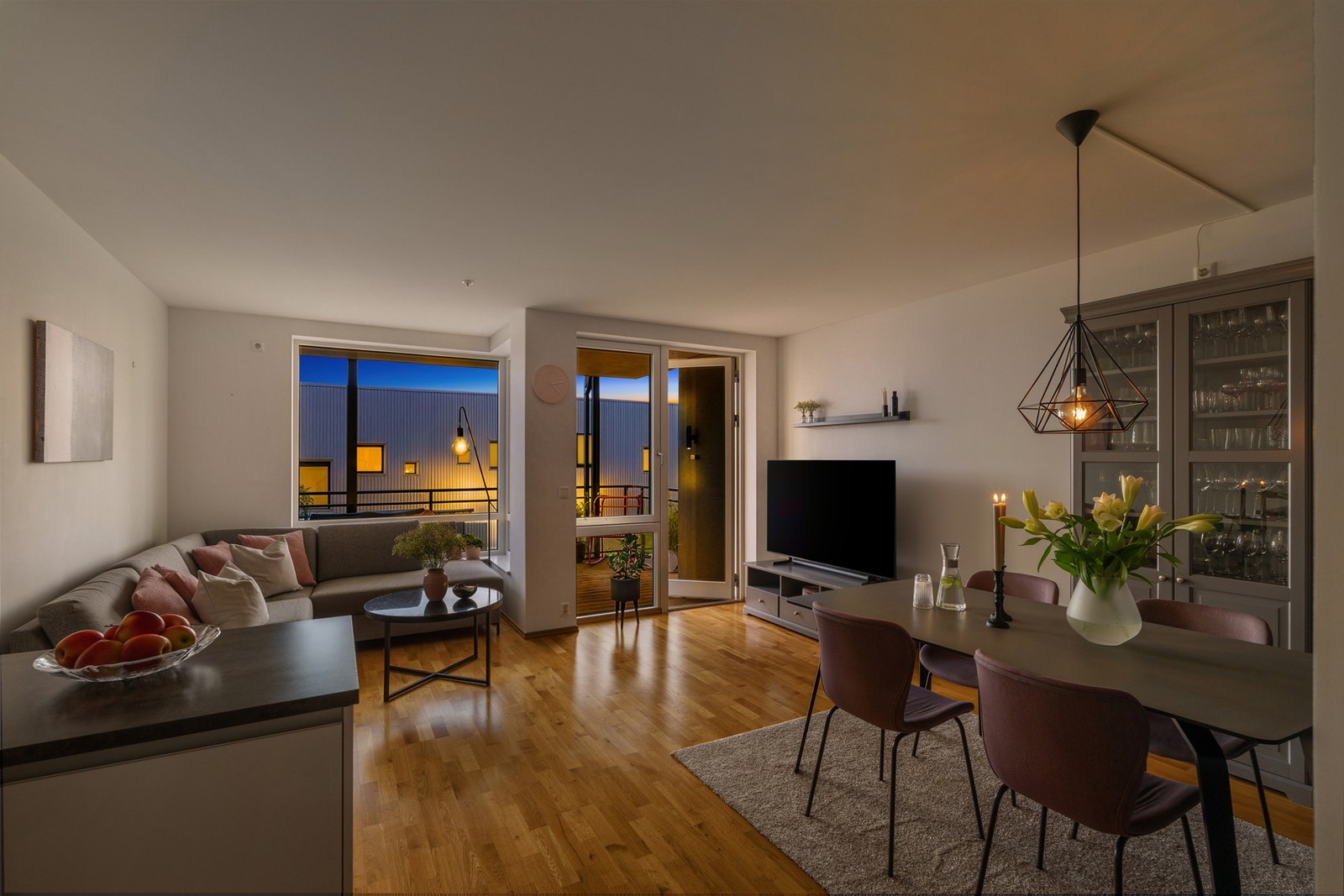Her får du en fantastisk leilighet i 2.etasje med fine oppholdsrom som er lett å innrede. Galleribilde