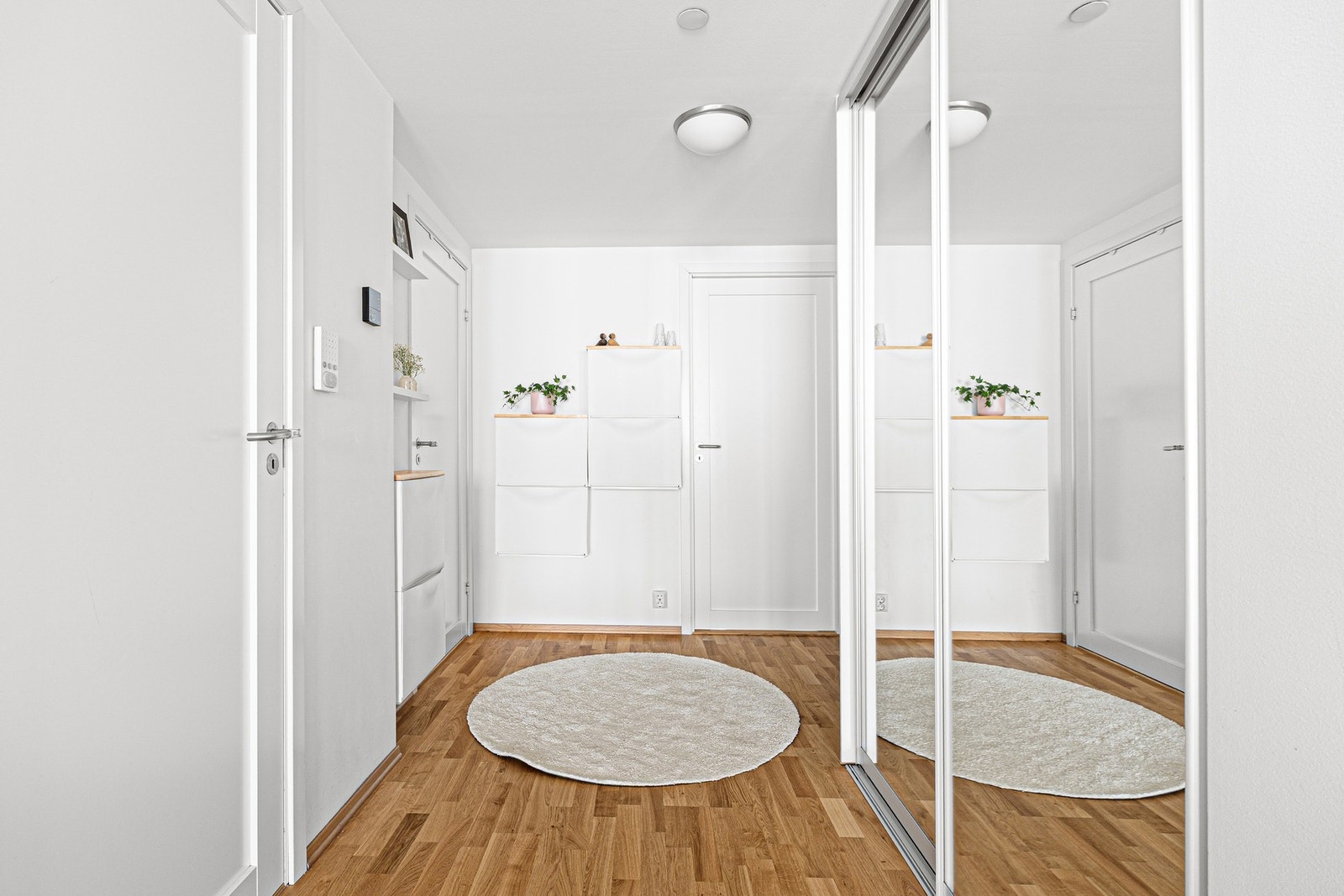 Innbydende entré med plass til yttertøy og sko. Galleribilde