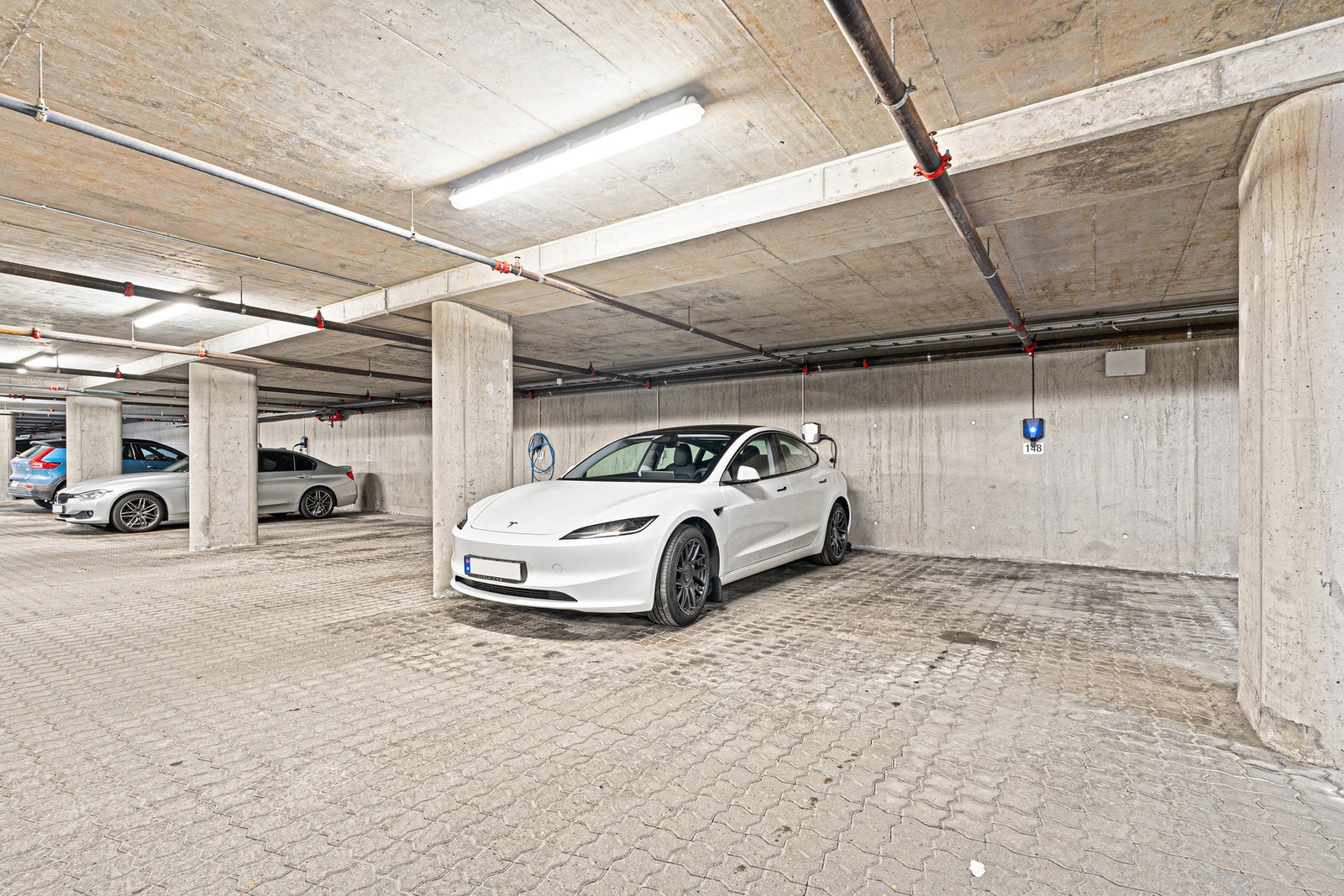 Egen parkeringsplass i oppvarmet parkeringskjeller. El-bil lader er etablert. Galleribilde