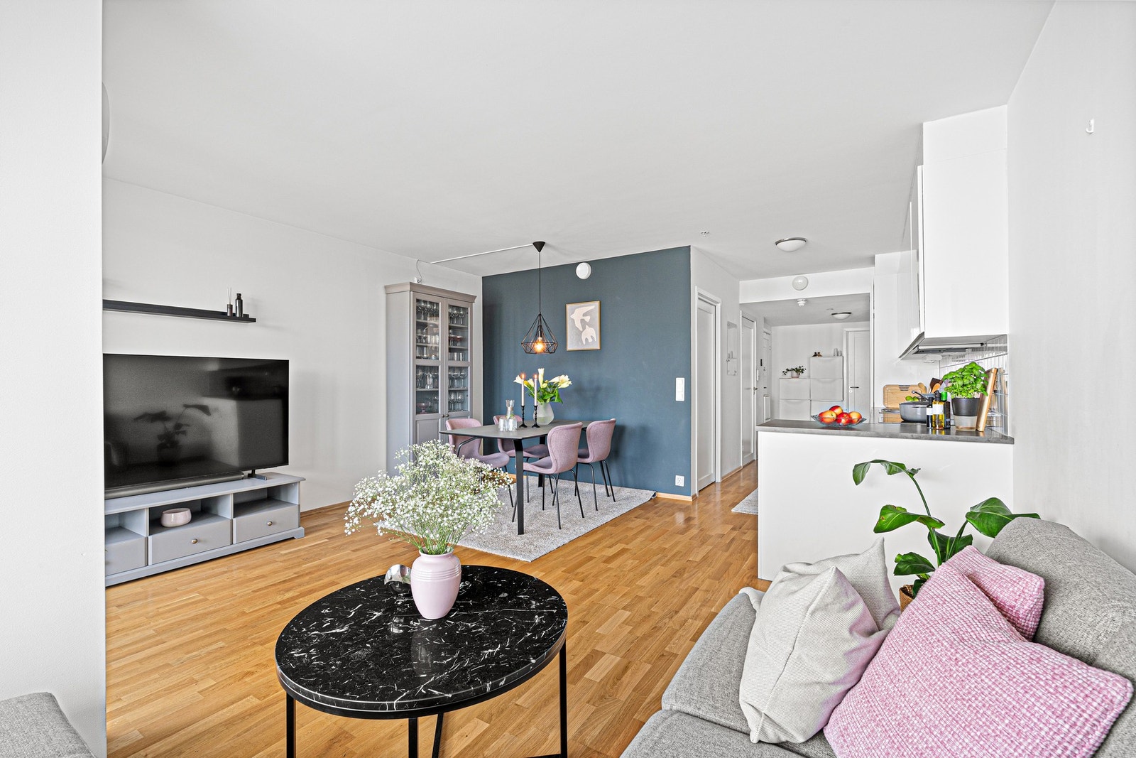 Stuen har god plass til både sofagruppe og spiseplass. Galleribilde
