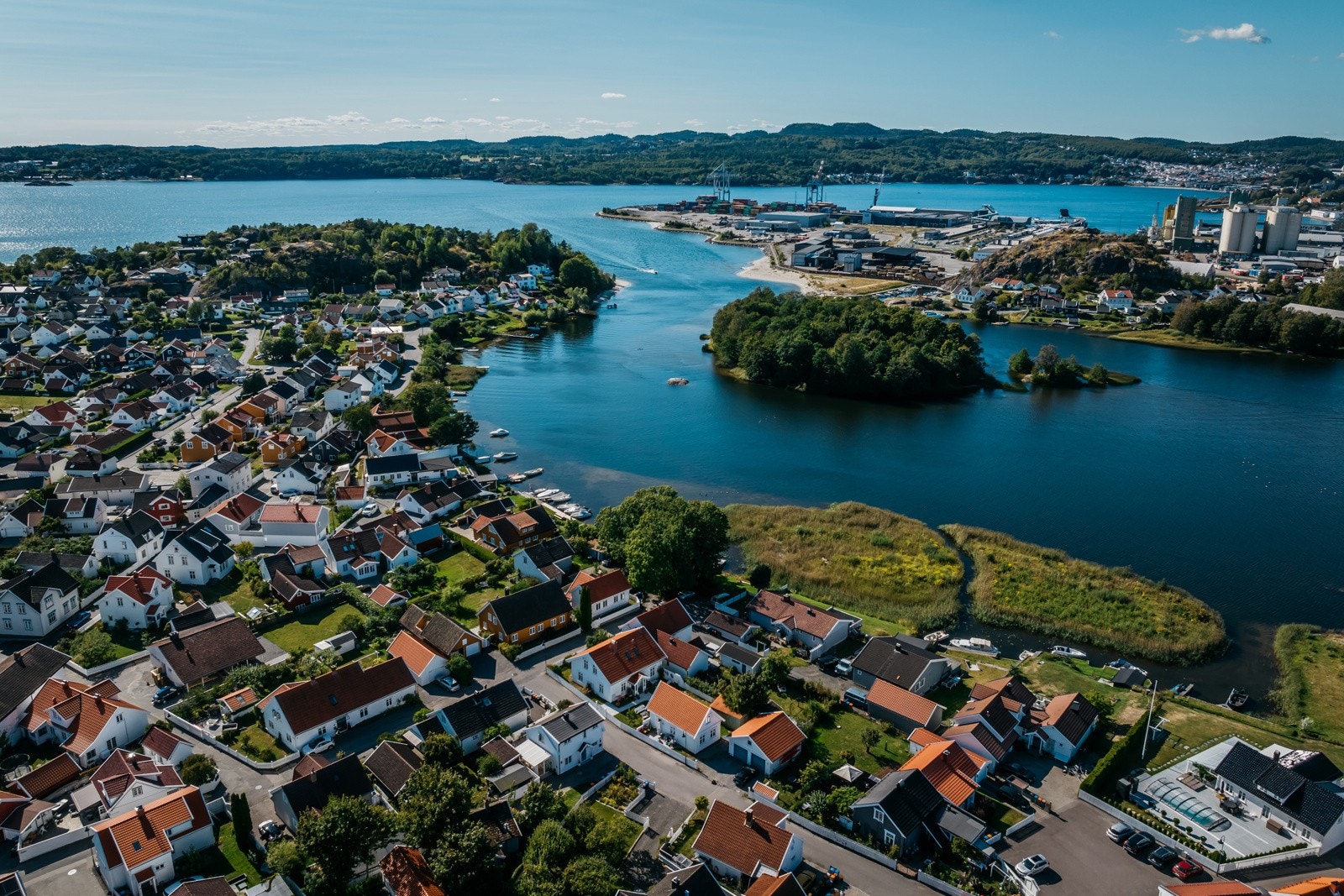 Her bor du med gangavstand til bl.a. dagligvare, skole, barnehage, flotte turområder og strender, i tillegg til enkel adkomst til Larvik sentrum. Galleribilde