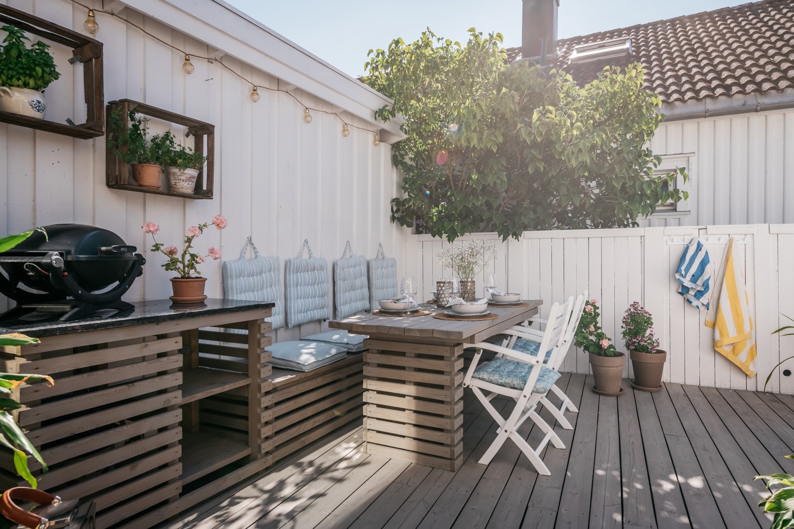 Fra hagestuen er det adkomst til eiendommens nydelige uteområde - en skjermet og solrik hage med både veranda og en mindre gressplen. Galleribilde