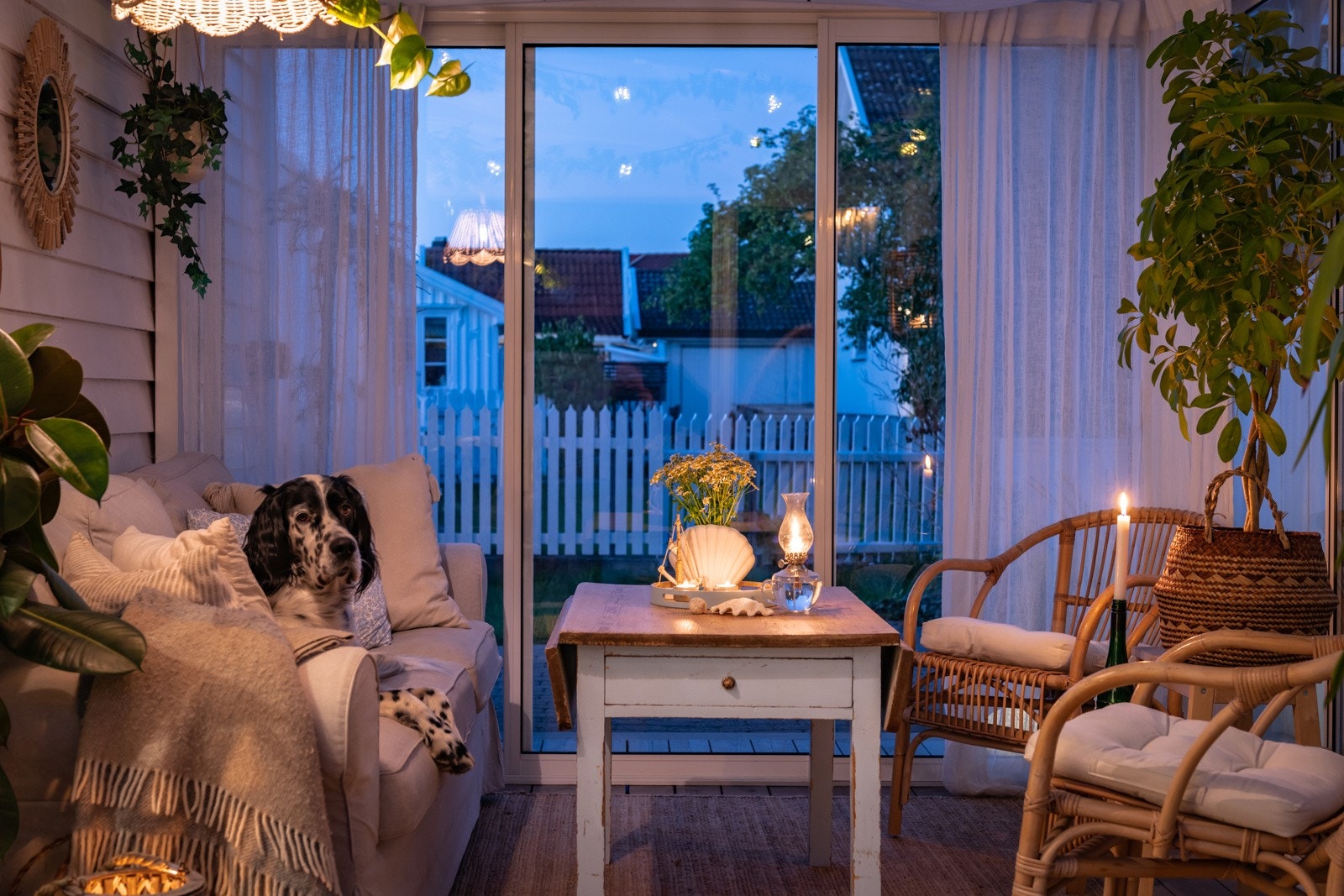 Med direkte tilknytning til spisestuen blir hagestuen et perfekt samlingspunkt for lange frokoster, sosiale middager og stemningsfulle kvelder. Galleribilde