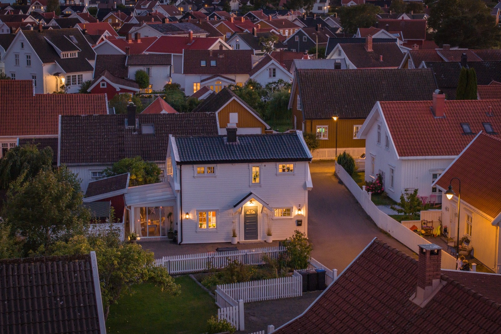Velkommen til en innbydende og stemningsfull enebolig beliggende på Østre Halsen. Galleribilde