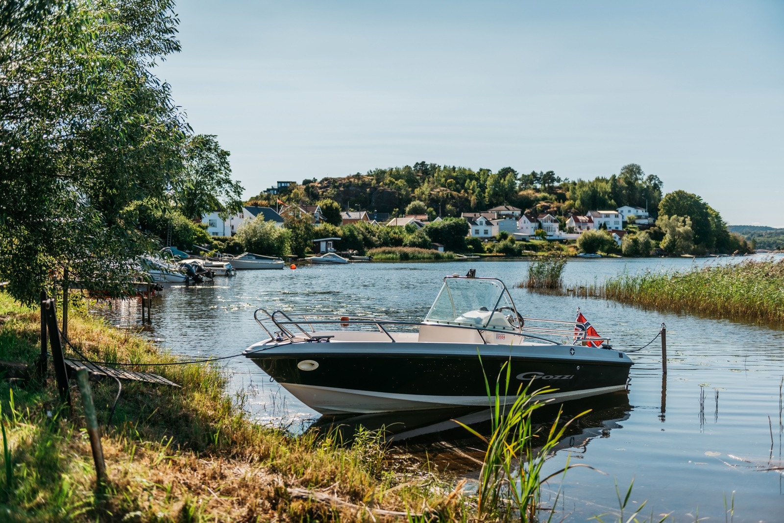 Eiendommen har bruksrett til båtfeste i Lågen, cirka 80 meter fra boligen. Galleribilde