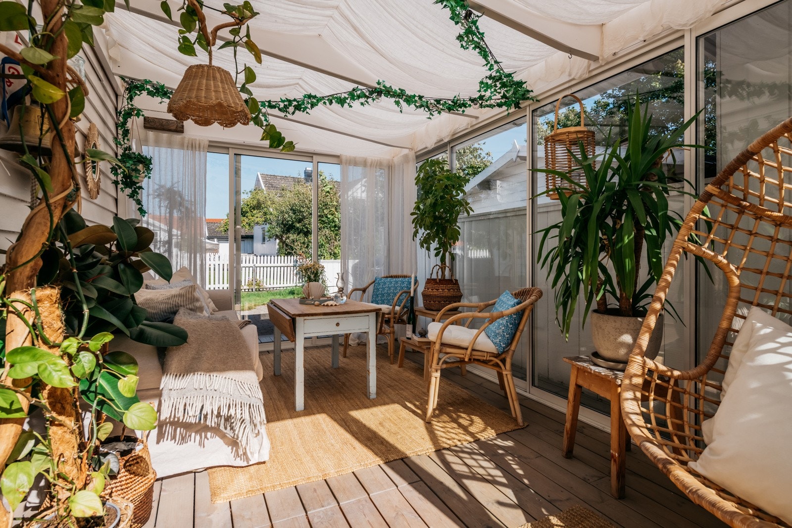 Fra stue og kjøkken er det utgang til en innbydende, innglasset hagestue som gir et lunt uterom og forlenger utesesongen betydelig. Galleribilde
